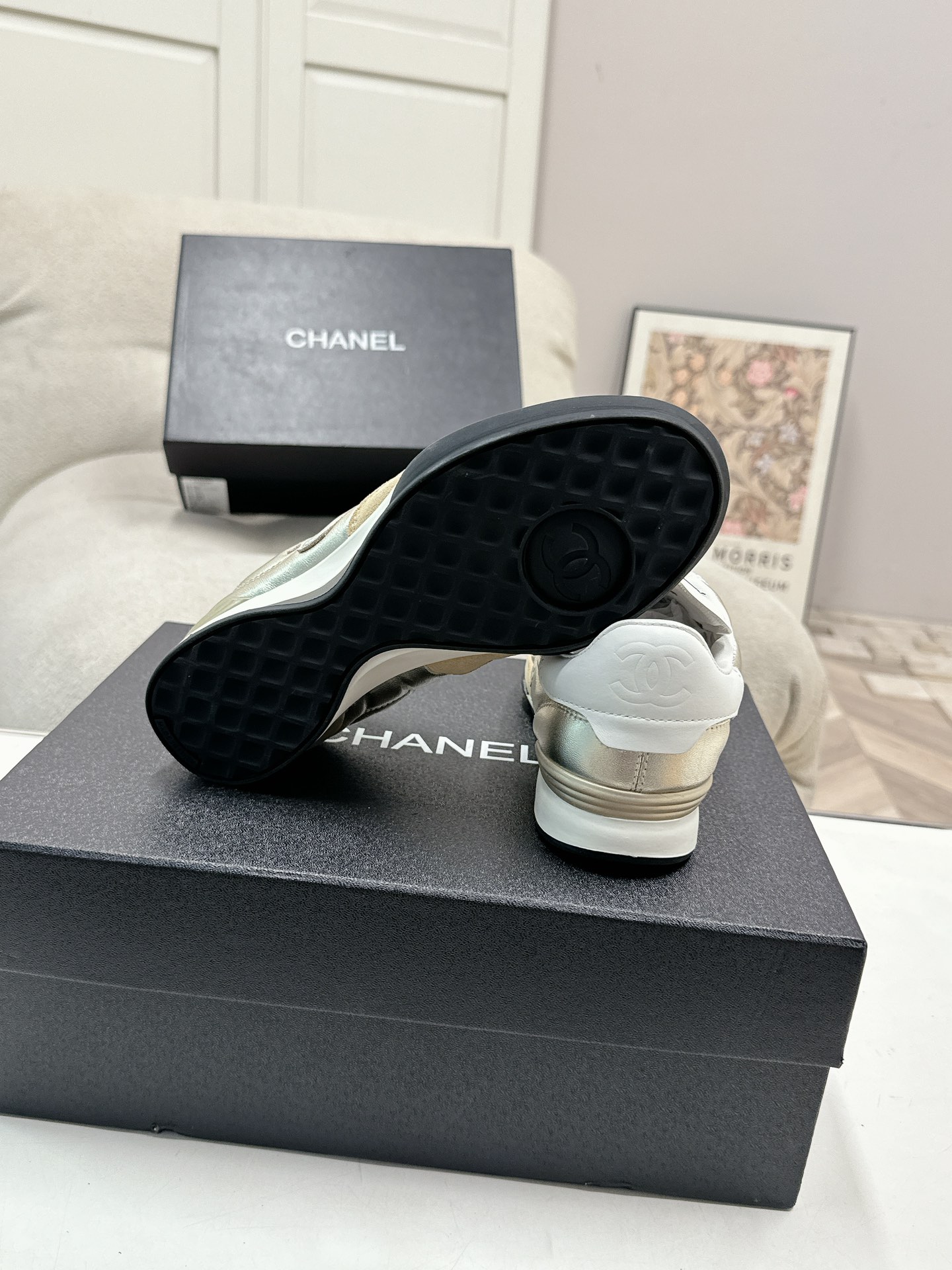 320
Chanel香奈儿——2024专柜顶级休闲款运动鞋
这款经典设计；鞋面多种工艺电绣的风格；大底却时尚运动；不平凡的拥入了多种配色元素……
多元化混搭非常好看百搭，休闲，时尚，运动，户外都能兼顾……

ꫛꫀꪝ Go➫ 材料：
❶鞋面采用： 原版进口混种羊
❷内里采用： 原版进口透气羊皮
❸大底根据： 原版TPU大底
专柜精品包装全套女35–41  
