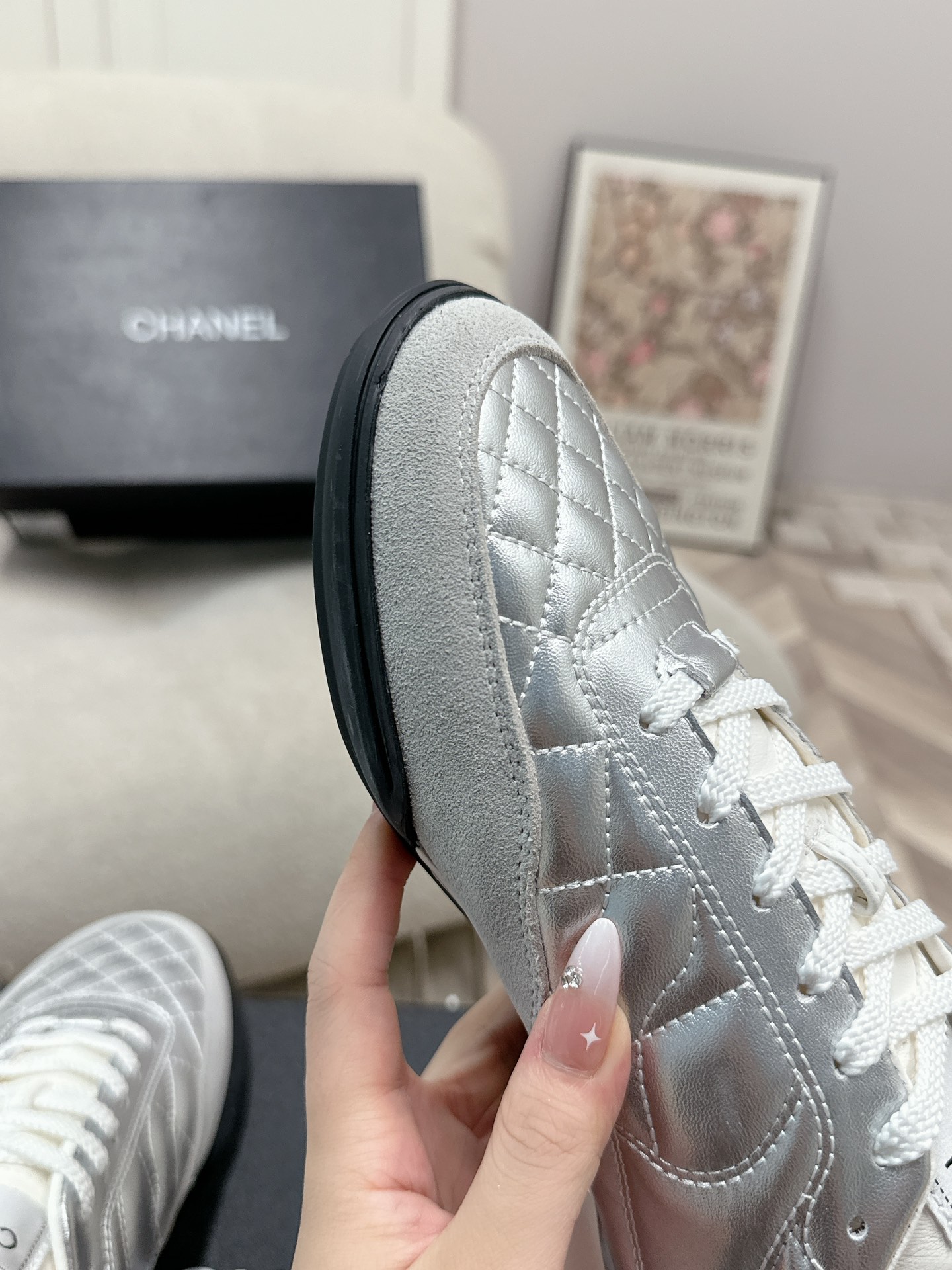 320
Chanel香奈儿——2024专柜顶级休闲款运动鞋
这款经典设计；鞋面多种工艺电绣的风格；大底却时尚运动；不平凡的拥入了多种配色元素……
多元化混搭非常好看百搭，休闲，时尚，运动，户外都能兼顾……

ꫛꫀꪝ Go➫ 材料：
❶鞋面采用： 原版进口混种羊
❷内里采用： 原版进口透气羊皮
❸大底根据： 原版TPU大底
专柜精品包装全套女35–41  
