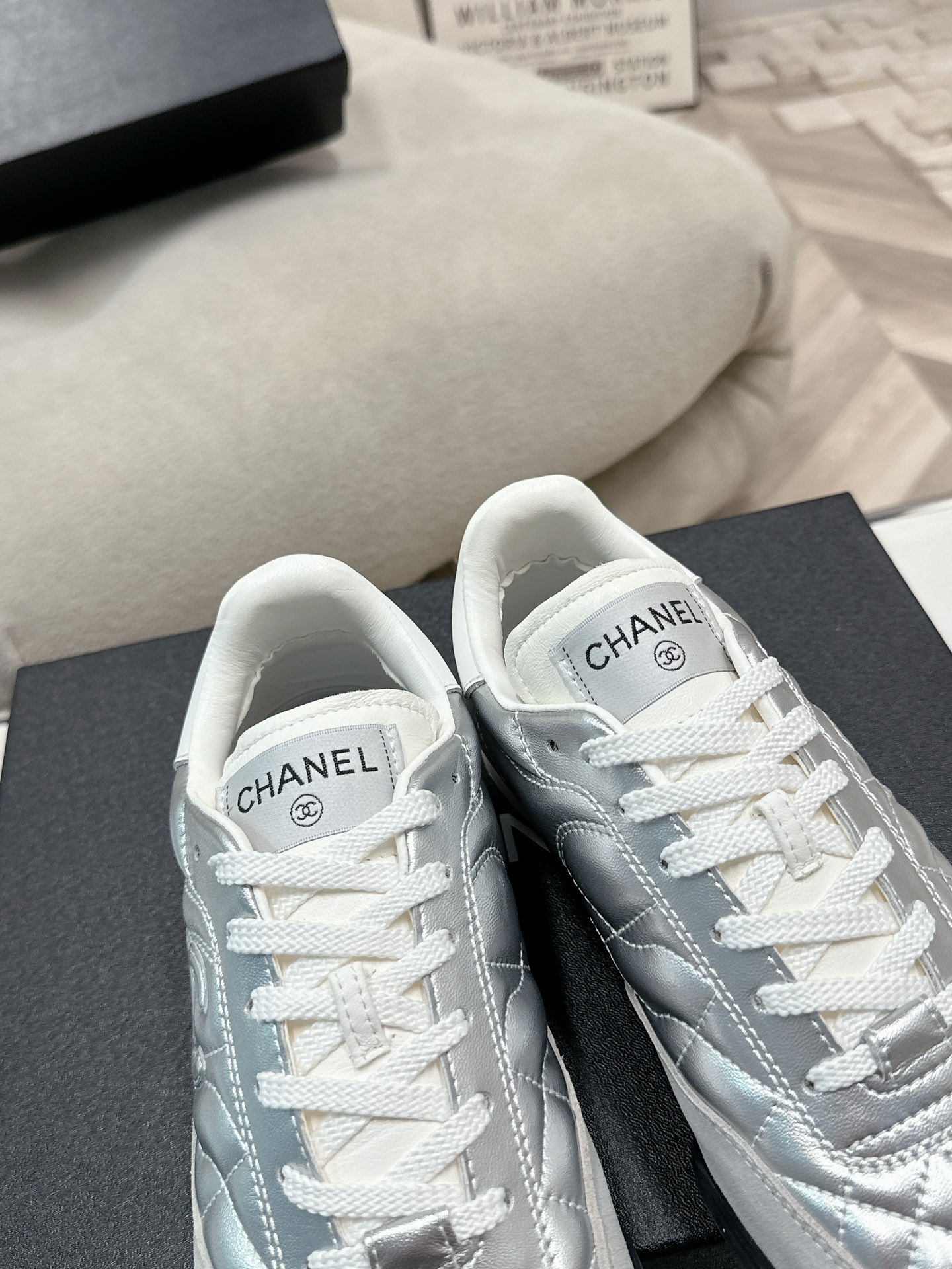 320
Chanel香奈儿——2024专柜顶级休闲款运动鞋
这款经典设计；鞋面多种工艺电绣的风格；大底却时尚运动；不平凡的拥入了多种配色元素……
多元化混搭非常好看百搭，休闲，时尚，运动，户外都能兼顾……

ꫛꫀꪝ Go➫ 材料：
❶鞋面采用： 原版进口混种羊
❷内里采用： 原版进口透气羊皮
❸大底根据： 原版TPU大底
专柜精品包装全套女35–41  
