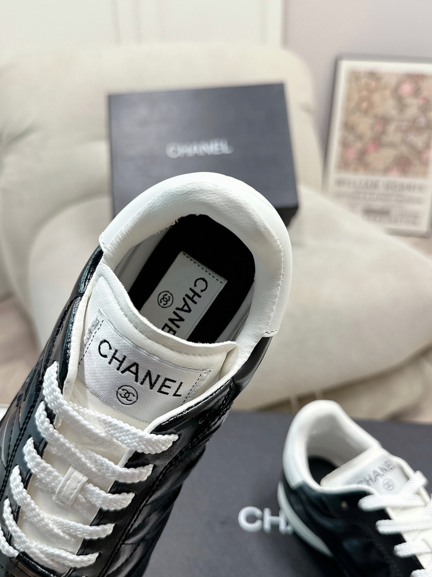 320
Chanel香奈儿——2024专柜顶级休闲款运动鞋
这款经典设计；鞋面多种工艺电绣的风格；大底却时尚运动；不平凡的拥入了多种配色元素……
多元化混搭非常好看百搭，休闲，时尚，运动，户外都能兼顾……

ꫛꫀꪝ Go➫ 材料：
❶鞋面采用： 原版进口混种羊
❷内里采用： 原版进口透气羊皮
❸大底根据： 原版TPU大底
专柜精品包装全套女35–41  
