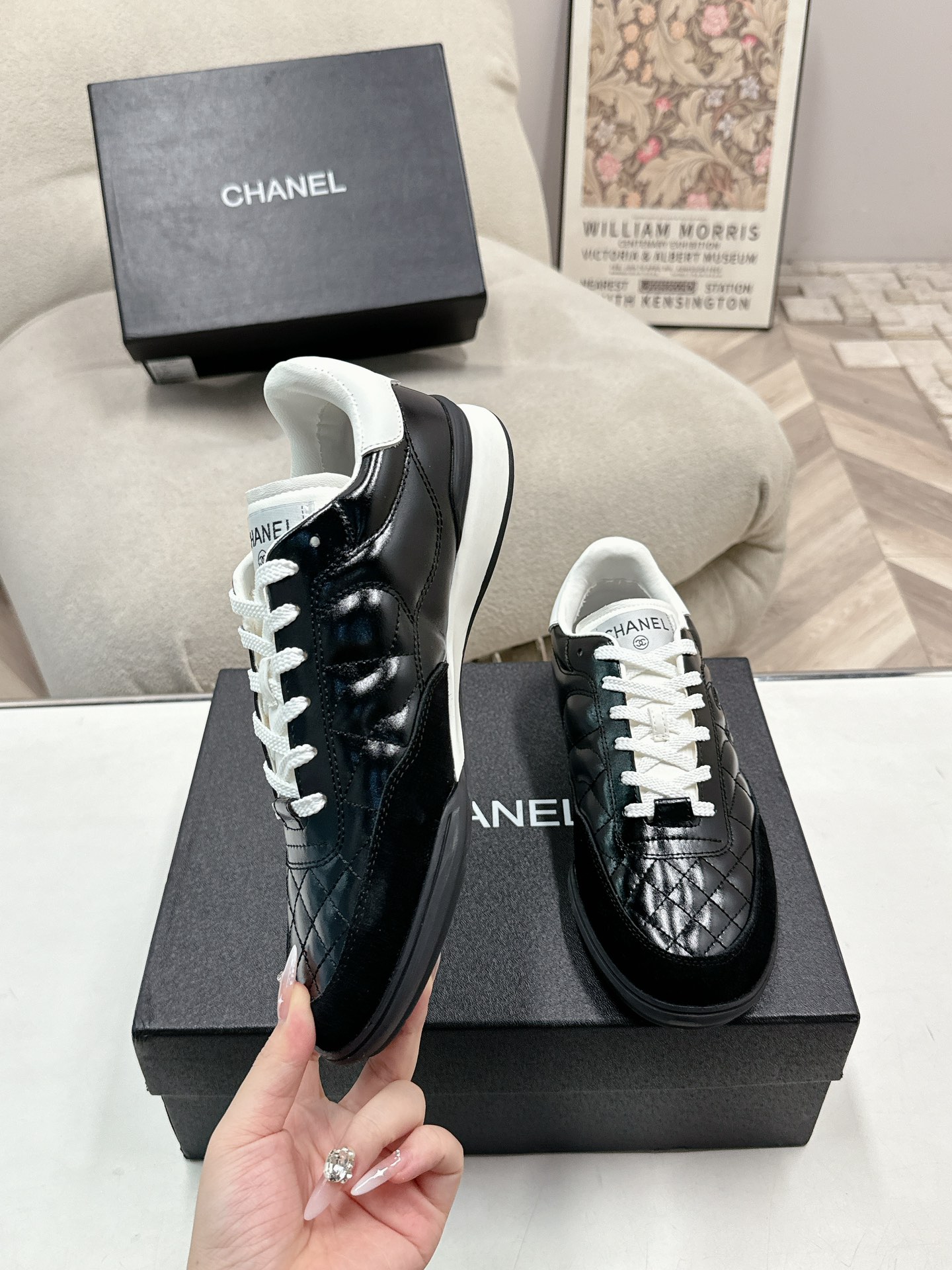 320
Chanel香奈儿——2024专柜顶级休闲款运动鞋
这款经典设计；鞋面多种工艺电绣的风格；大底却时尚运动；不平凡的拥入了多种配色元素……
多元化混搭非常好看百搭，休闲，时尚，运动，户外都能兼顾……

ꫛꫀꪝ Go➫ 材料：
❶鞋面采用： 原版进口混种羊
❷内里采用： 原版进口透气羊皮
❸大底根据： 原版TPU大底
专柜精品包装全套女35–41  
