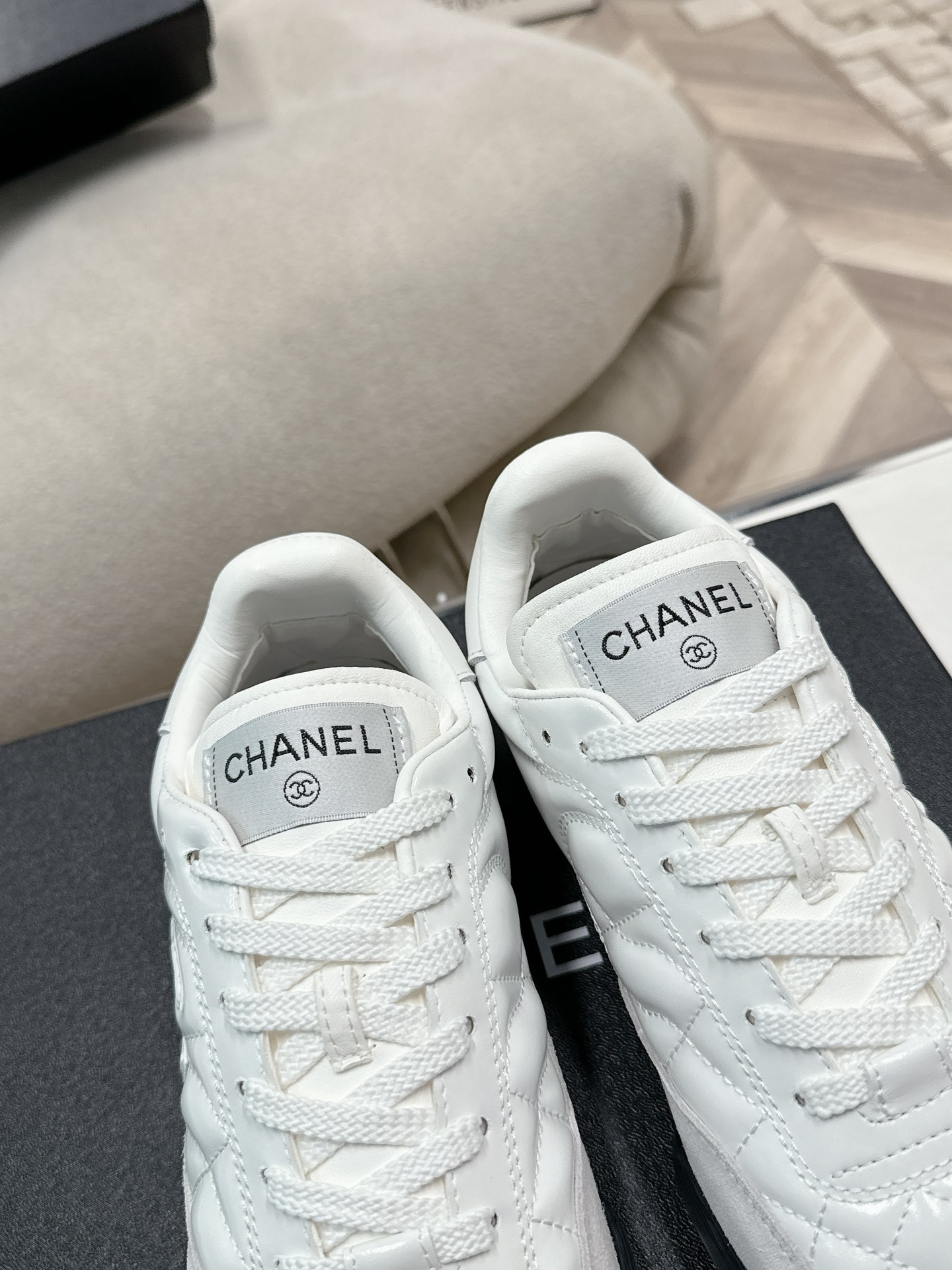 320
Chanel香奈儿——2024专柜顶级休闲款运动鞋
这款经典设计；鞋面多种工艺电绣的风格；大底却时尚运动；不平凡的拥入了多种配色元素……
多元化混搭非常好看百搭，休闲，时尚，运动，户外都能兼顾……

ꫛꫀꪝ Go➫ 材料：
❶鞋面采用： 原版进口混种羊
❷内里采用： 原版进口透气羊皮
❸大底根据： 原版TPU大底
专柜精品包装全套女35–41  
