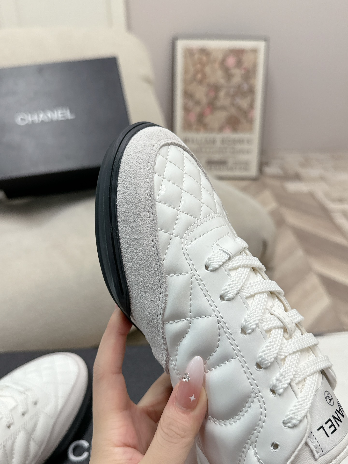320
Chanel香奈儿——2024专柜顶级休闲款运动鞋
这款经典设计；鞋面多种工艺电绣的风格；大底却时尚运动；不平凡的拥入了多种配色元素……
多元化混搭非常好看百搭，休闲，时尚，运动，户外都能兼顾……

ꫛꫀꪝ Go➫ 材料：
❶鞋面采用： 原版进口混种羊
❷内里采用： 原版进口透气羊皮
❸大底根据： 原版TPU大底
专柜精品包装全套女35–41  
