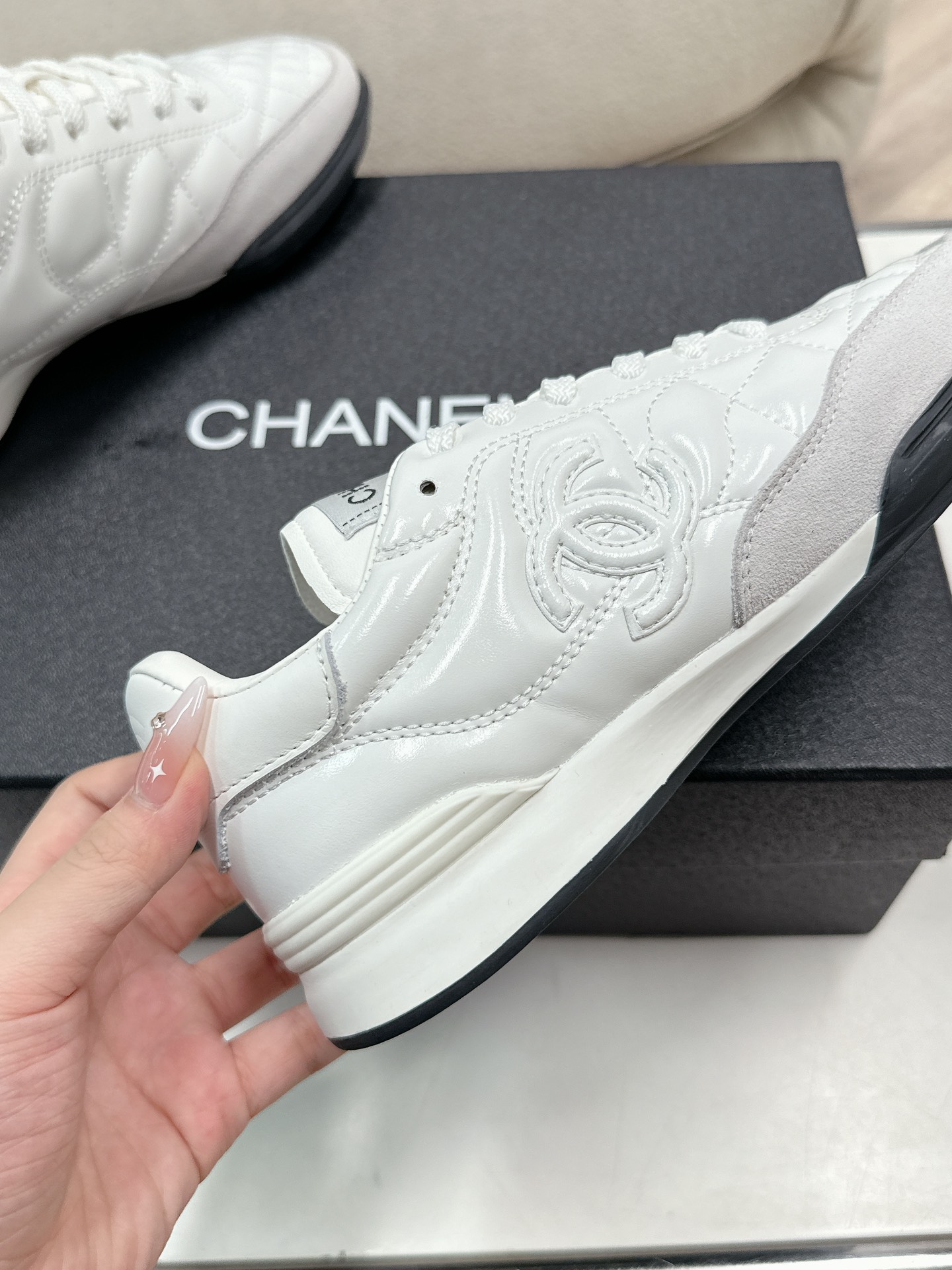 320
Chanel香奈儿——2024专柜顶级休闲款运动鞋
这款经典设计；鞋面多种工艺电绣的风格；大底却时尚运动；不平凡的拥入了多种配色元素……
多元化混搭非常好看百搭，休闲，时尚，运动，户外都能兼顾……

ꫛꫀꪝ Go➫ 材料：
❶鞋面采用： 原版进口混种羊
❷内里采用： 原版进口透气羊皮
❸大底根据： 原版TPU大底
专柜精品包装全套女35–41  
