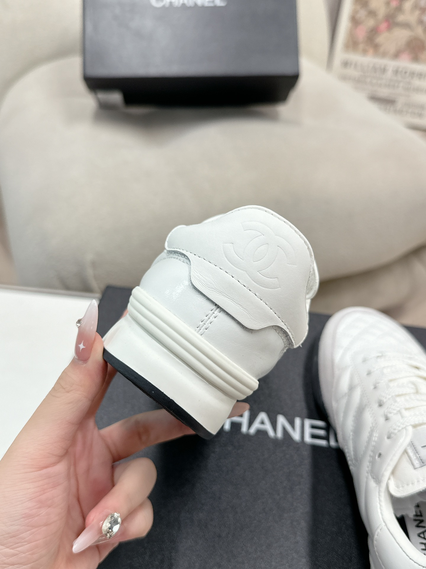 320
Chanel香奈儿——2024专柜顶级休闲款运动鞋
这款经典设计；鞋面多种工艺电绣的风格；大底却时尚运动；不平凡的拥入了多种配色元素……
多元化混搭非常好看百搭，休闲，时尚，运动，户外都能兼顾……

ꫛꫀꪝ Go➫ 材料：
❶鞋面采用： 原版进口混种羊
❷内里采用： 原版进口透气羊皮
❸大底根据： 原版TPU大底
专柜精品包装全套女35–41  
