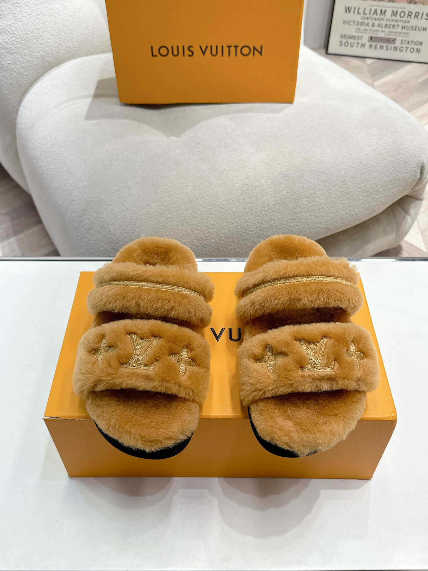 NO:491672,Top autumn and winter sheep ill star series!  The lasted version + British retro design, classic and beautiful!  Exclusive inverted mold last, with an ultimate 1:1 shape, high-end fur integrated warm material, and luxurious logo craftsmanship presents a delicate texture!  Comfortable and warm!  Imported high-density rubber, slippers, size: 35-41, furry slippers, slippers19860909顶级秋冬季羊恙满天星系列！经楦版型+英伦复古设计,经典耐看！独家倒模楦型,极致1:1形体,高端皮毛一体保暖材料、奢华的logo工艺呈现出精致质感！ 上脚舒适保暖极佳！ 进口高密度橡胶美耐底 尺码:35-41,毛毛鞋拖鞋,slippers,Women's Shoes