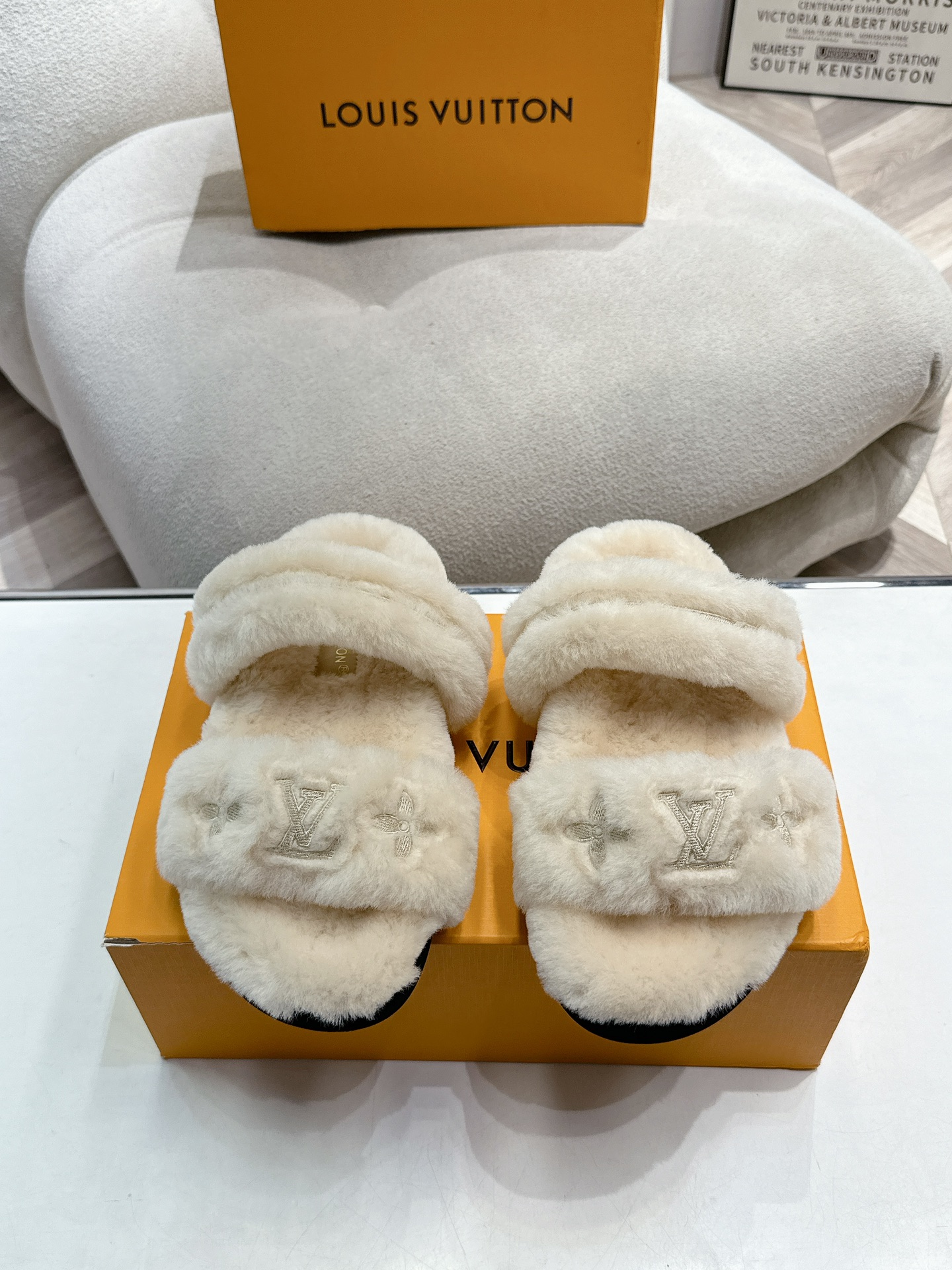 NO:491686,Top autumn and winter sheep ill star series!  The lasted version + British retro design, classic and beautiful!  Exclusive inverted mold last, with an ultimate 1:1 shape, high-end fur integrated warm material, and luxurious logo craftsmanship presents a delicate texture!  Comfortable and warm!  Imported high-density rubber, slippers, size: 35-41, furry slippers, slippers19860909顶级秋冬季羊恙满天星系列！经楦版型+英伦复古设计,经典耐看！独家倒模楦型,极致1:1形体,高端皮毛一体保暖材料、奢华的logo工艺呈现出精致质感！ 上脚舒适保暖极佳！ 进口高密度橡胶美耐底 尺码:35-41,毛毛鞋拖鞋,slippers,Women's Shoes