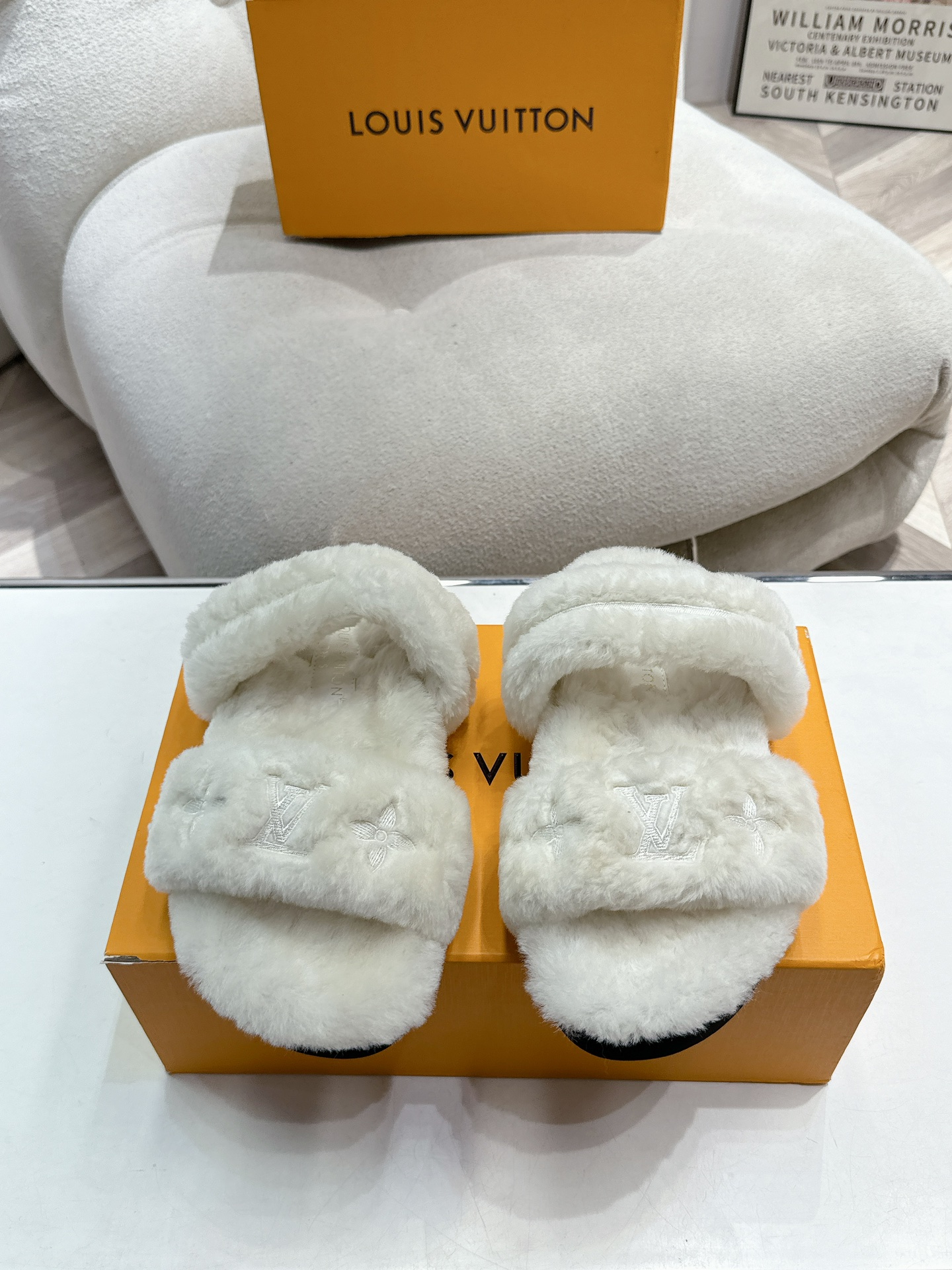 NO:491693,. Top autumn and winter sheep ill star series!  The lasted version + British retro design, classic and beautiful!  Exclusive inverted mold last, with an ultimate 1:1 shape, high-end fur integrated warm material, and luxurious logo craftsmanship presents a delicate texture!  Comfortable and warm!  Imported high-density rubber, slippers, size: 35-41, furry slippers, slippers19860909. 顶级秋冬季羊恙满天星系列！经楦版型+英伦复古设计,经典耐看！独家倒模楦型,极致1:1形体,高端皮毛一体保暖材料、奢华的logo工艺呈现出精致质感！ 上脚舒适保暖极佳！ 进口高密度橡胶美耐底 尺码:35-41,毛毛鞋拖鞋,slippers,Women's Shoes