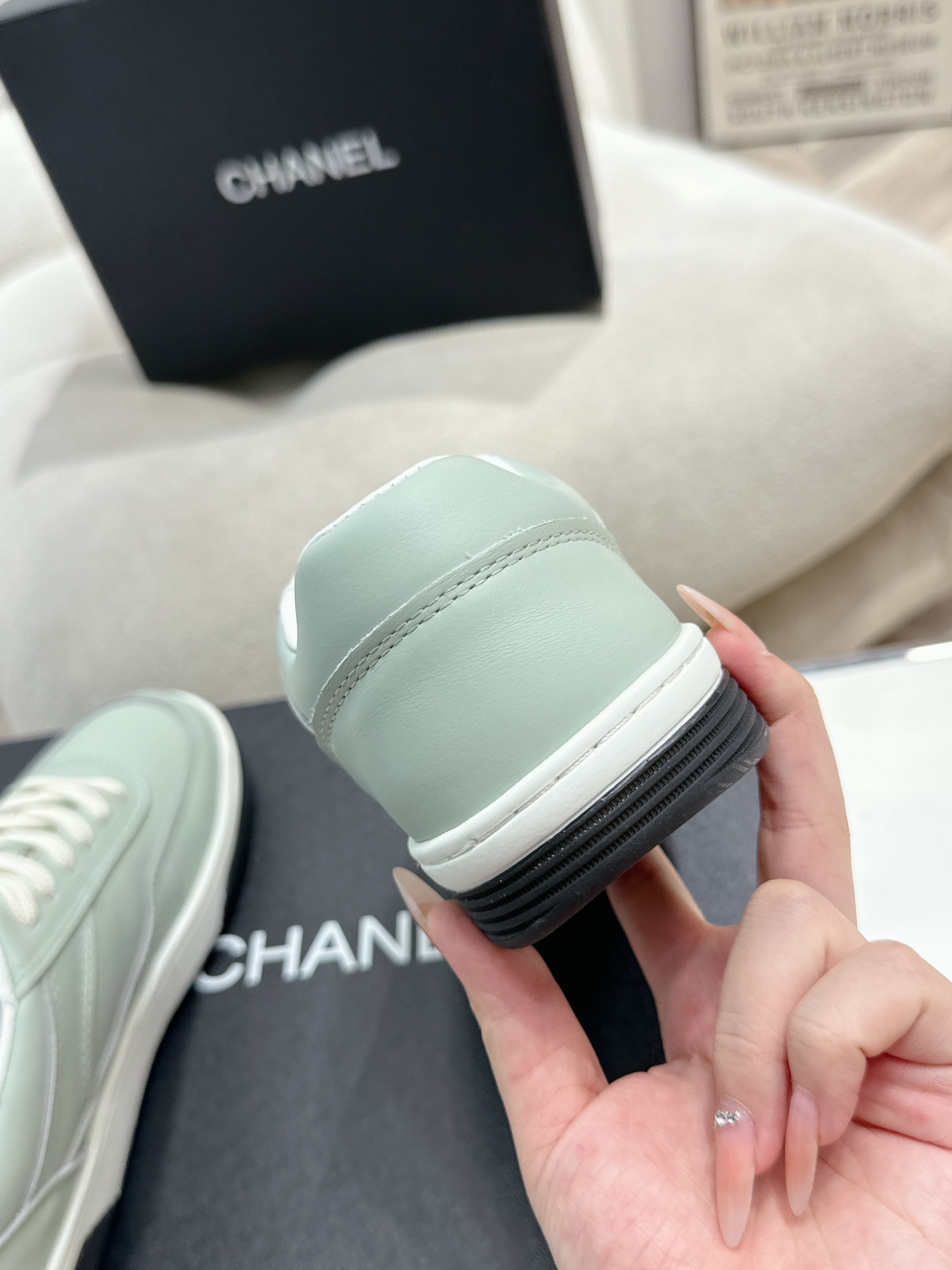 320
Chanel香奶奶2024专柜顶级休闲款运动鞋
这款经典设计；鞋面多种工艺电绣的风格；大底却时尚运动；不平凡的拥入了多种配色元素……
多元化混搭非常好看百搭，休闲，时尚，运动，户外都能兼顾……
ꫛꫀꪝ Go➫ 材料：
❶鞋面采用： 原版进口高丝光牛反绒+小香风布料
❷内里采用： 原版进口透气羊皮里
❸大底根据： 原版TPU组合大底
专柜精品包装全套女35–41 