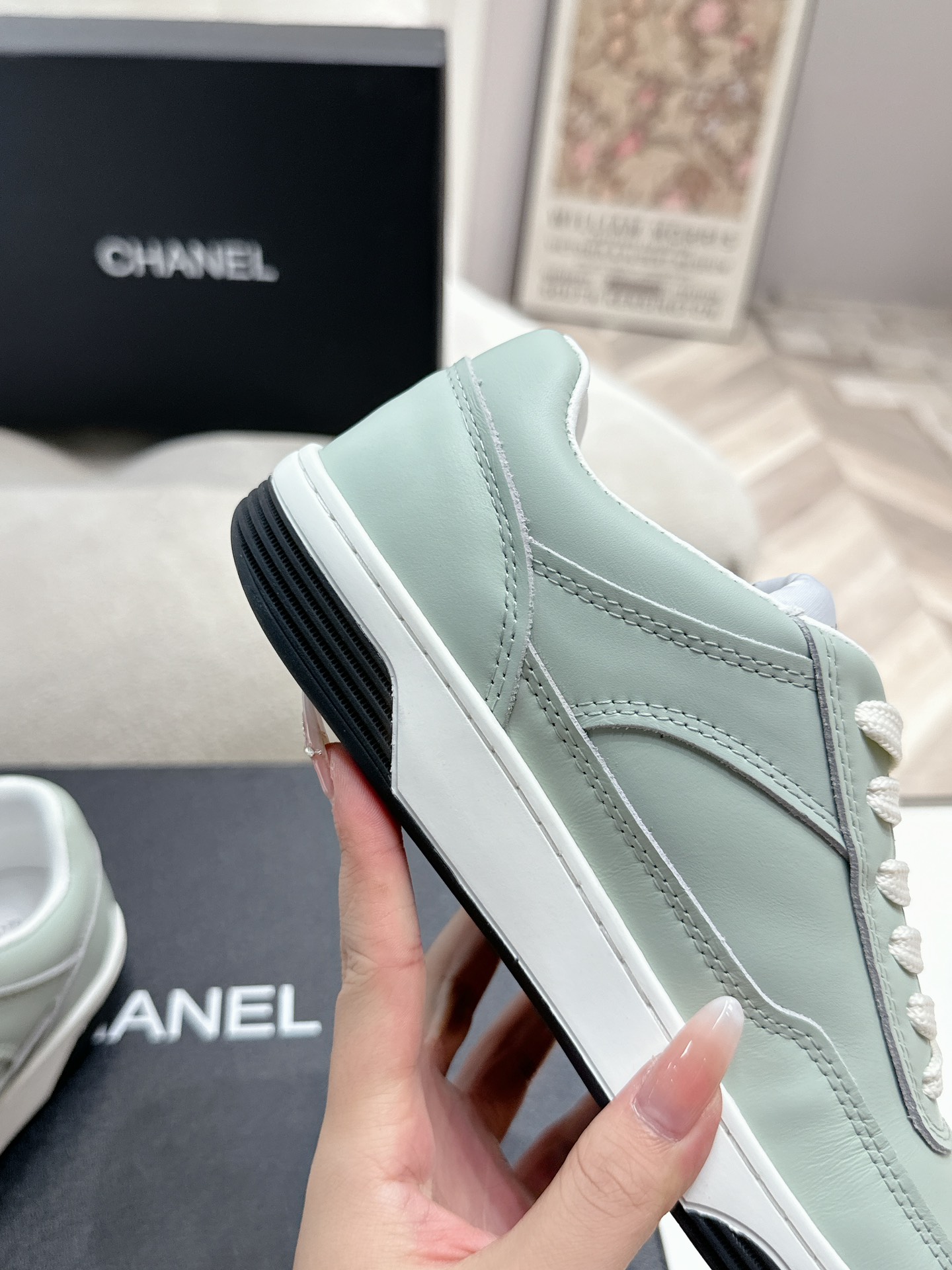 320
Chanel香奶奶2024专柜顶级休闲款运动鞋
这款经典设计；鞋面多种工艺电绣的风格；大底却时尚运动；不平凡的拥入了多种配色元素……
多元化混搭非常好看百搭，休闲，时尚，运动，户外都能兼顾……
ꫛꫀꪝ Go➫ 材料：
❶鞋面采用： 原版进口高丝光牛反绒+小香风布料
❷内里采用： 原版进口透气羊皮里
❸大底根据： 原版TPU组合大底
专柜精品包装全套女35–41 