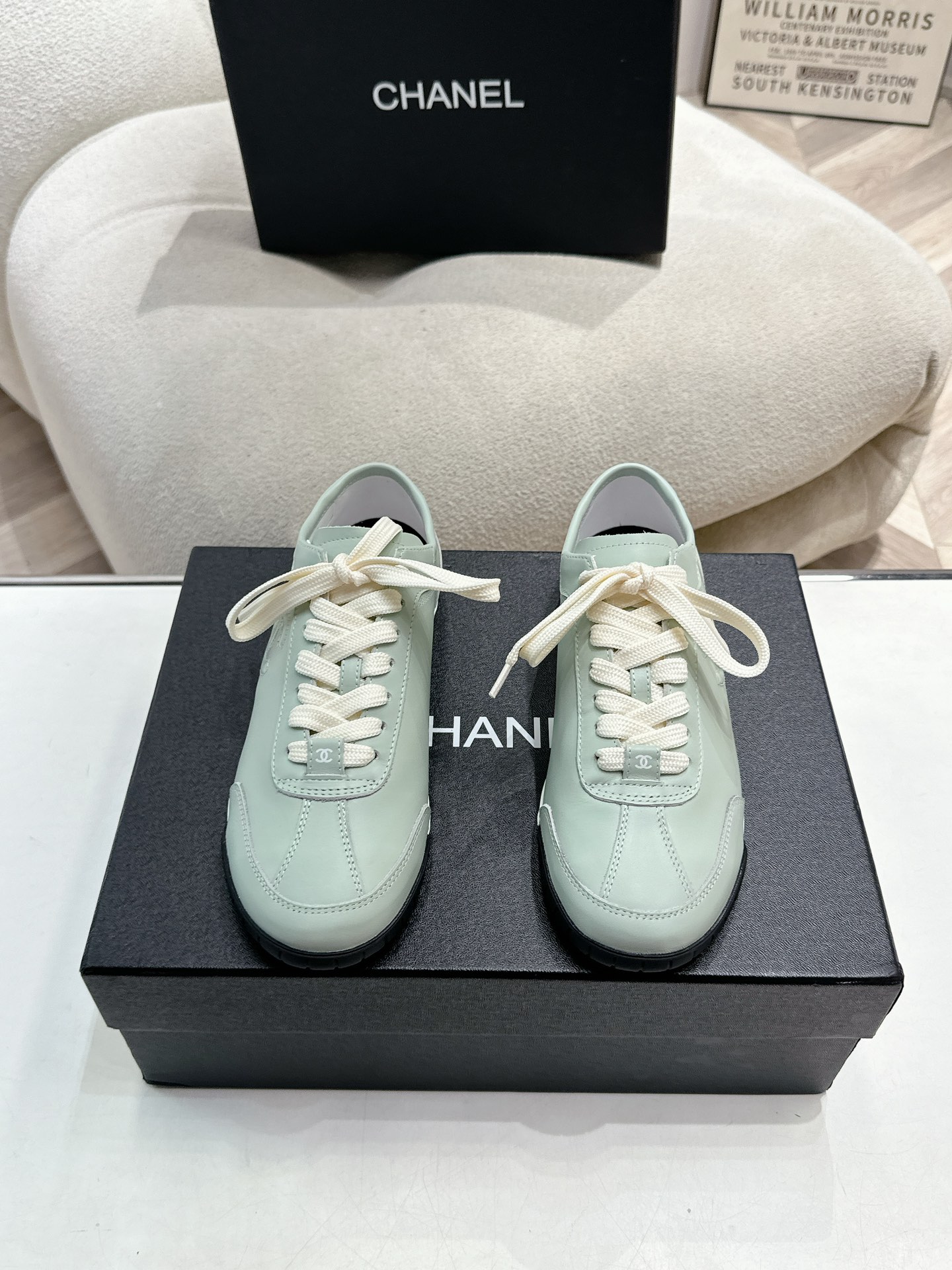 NO:231148,Chanel Xiang Grandma's counter top casual sneakers This classic design; the upper has a variety of craftsmanship and electric embroidery styles; the sole is fashionable and sporty; it is an extraordinary variety of color matching elements... The diversified mix and match is very beautiful and versatile, casual, fashionable, sports, and outdoors can be taken into account... Go material The upper is made of original imported high mercerized beef reverse velvet   small fragrant style fabric The inner is made of original imported breathable sheepskin lining. The sole is based on the original TPU combination sole. The counter is boutique packaging for women 35–41, casual shoes/sports shoes, chanel, sneakers, sheepskin19860909Chanel香奶奶专柜顶级休闲款运动鞋 这款经典设计；鞋面多种工艺电绣的风格；大底却时尚运动；不平凡的拥入了多种配色元素…… 多元化混搭非常好看百搭,休闲,时尚,运动,户外都能兼顾…… Go 材料 鞋面采用 原版进口高丝光牛反绒 小香风布料 内里采用 原版进口透气羊皮里 大底根据 原版TPU组合大底 专柜精品包装全套女35–41,休闲鞋/运动鞋,chanel,sneakers,sheepskin,Women's Shoes