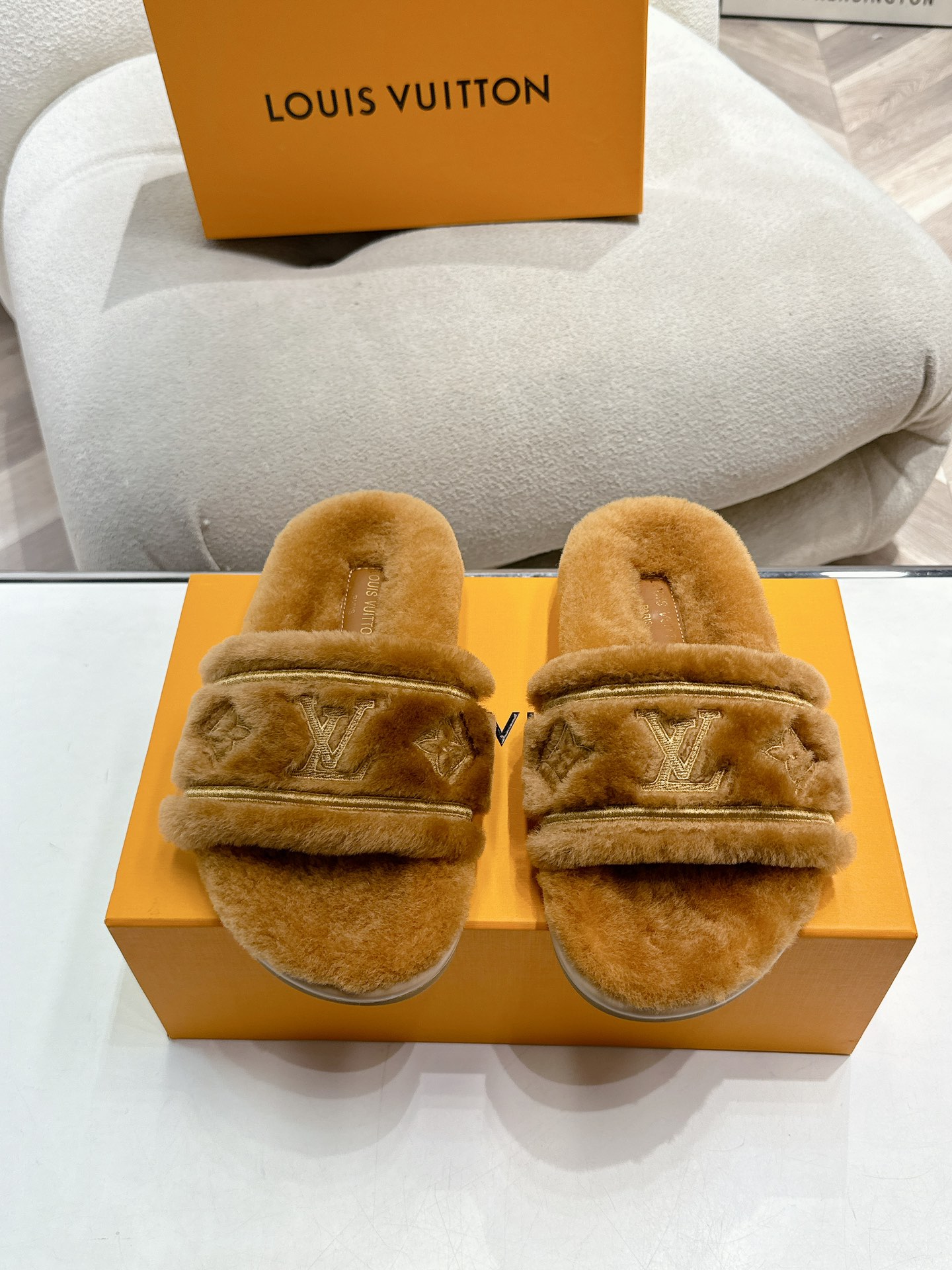 NO:491727,. Top autumn and winter sheep ill star series!  The lasted version + British retro design, classic and beautiful!  Exclusive inverted mold last, with an ultimate 1:1 shape, high-end fur integrated warm material, and luxurious logo craftsmanship presents a delicate texture!  Comfortable and warm!  Imported high-density rubber, slippers, size: 35-41, furry slippers, slippers19860909. 顶级秋冬季羊恙满天星系列！经楦版型+英伦复古设计,经典耐看！独家倒模楦型,极致1:1形体,高端皮毛一体保暖材料、奢华的logo工艺呈现出精致质感！ 上脚舒适保暖极佳！ 进口高密度橡胶美耐底 尺码:35-41,毛毛鞋拖鞋,slippers,Women's Shoes