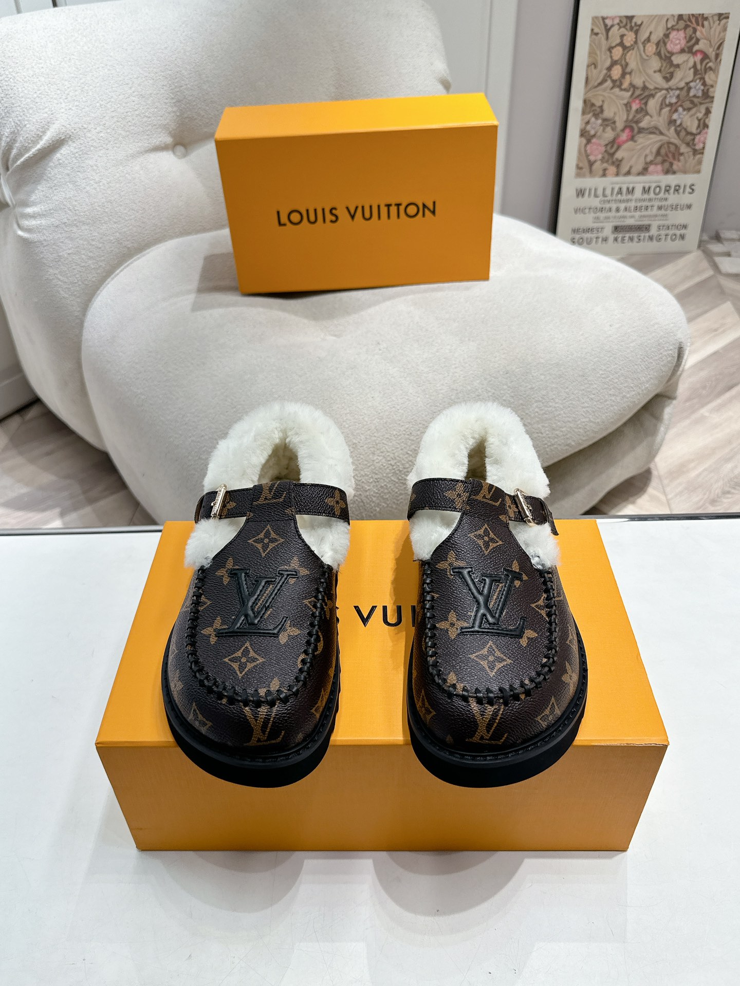 NO:477099,Maori version Louis Vuitton lv louis vuott…on fw24 new arrival ~ the latest fur slippers in autumn and winter ~ This pair of fur drags is also very beautiful!  The cortical ones are very advanced!  !  !Paired with jeans in autumn and winter, it is simply perfect!  Do you have the ideal height immediately when you wear it?  Big love style, with fashion elements, the upper surface is full of nobleness. It can always show the feminine fashion charm when worn, but not overly ostentatious. The upper is high-end beef tendon and donkey letter buckles are so beautiful. The upper is imported high-end matte/cowhide, original outsole, imported real wool inside, size 35-42 (.42 customized), fur shoes, louis vuitton, louis vuitton, louis vuitton, louis vuitton, louis vuitton, louis vuitton, louis vuitton, louis vuitton, louis vuitton, slippers, shorts, cowhide19860909毛里版本 路易威登lv louis vuott…on fw24 new arrival～秋冬最新款毛毛拖鞋～ 这双毛拖也是好好看！皮质的就是非常高级呀！！!搭配秋冬的牛仔短裤 简直就是完美呀！穿上立马拥有理想的身高有没有！ 大爱款,有时尚元素,鞋面外表 贵气感十足 穿上它总能展现女性时尚韵味 时尚却不过分张扬,鞋面高档牛筋加上驴家字母扣实在太美 鞋面进口高端 磨砂/牛皮 大底原版大底 内里进口真羊毛 码数35-42(.42订做),毛毛鞋,louis vuitton,louis vuitton,louis vuitton,louis vuitton,louis vuitton,slippers,shorts,cowhide,Women's Shoes