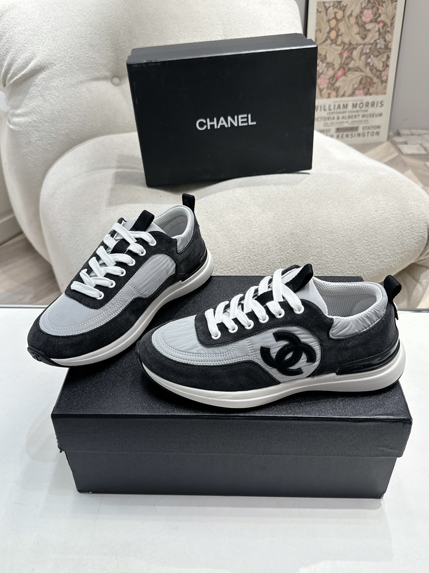 320 顶级版本Chanel香奶奶专柜顶级休闲款运动鞋
这款经典设计；鞋面多种工艺电绣的风格；大底却时尚运动；不平凡的拥入了多种配色元素……
多元化混搭非常好看百搭，休闲，时尚，运动，户外都能兼顾…… 
Go➫ 材料：
❶鞋面采用： 原版进口丝光绒+双层透气网
❷内里采用： 原版进口透气网
❸大底根据： 原版TPU组合大底
专柜精品包装全套女35–41 