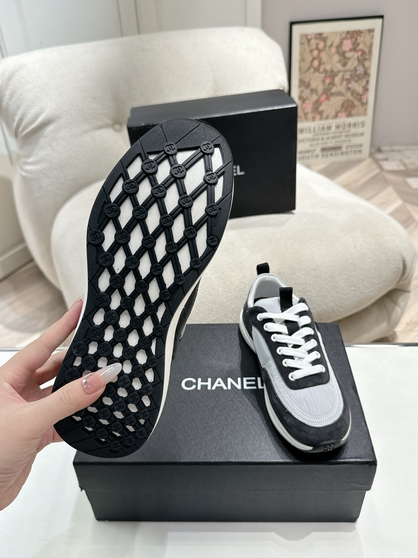 320 顶级版本Chanel香奶奶专柜顶级休闲款运动鞋
这款经典设计；鞋面多种工艺电绣的风格；大底却时尚运动；不平凡的拥入了多种配色元素……
多元化混搭非常好看百搭，休闲，时尚，运动，户外都能兼顾…… 
Go➫ 材料：
❶鞋面采用： 原版进口丝光绒+双层透气网
❷内里采用： 原版进口透气网
❸大底根据： 原版TPU组合大底
专柜精品包装全套女35–41 