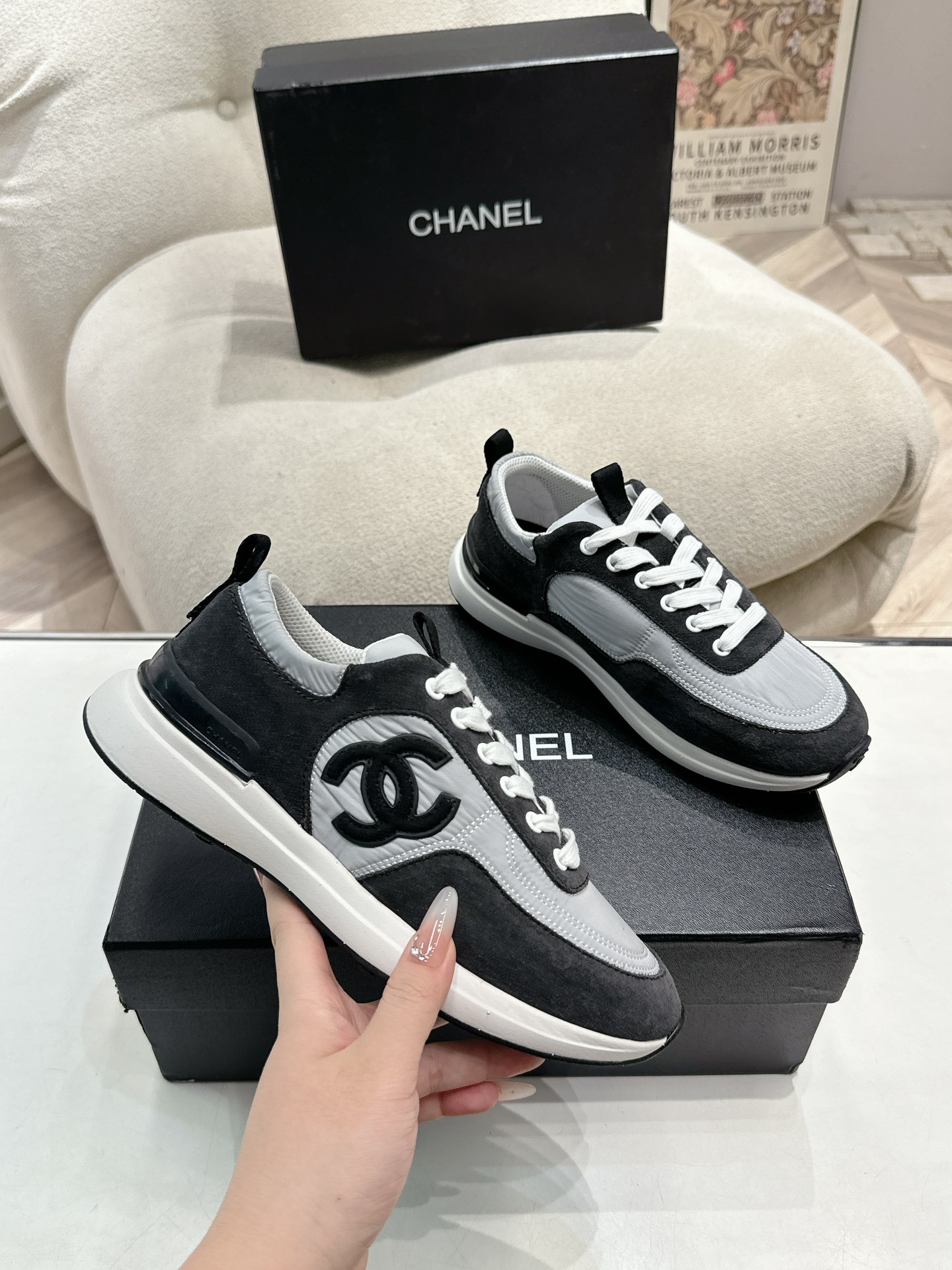 320 顶级版本Chanel香奶奶专柜顶级休闲款运动鞋
这款经典设计；鞋面多种工艺电绣的风格；大底却时尚运动；不平凡的拥入了多种配色元素……
多元化混搭非常好看百搭，休闲，时尚，运动，户外都能兼顾…… 
Go➫ 材料：
❶鞋面采用： 原版进口丝光绒+双层透气网
❷内里采用： 原版进口透气网
❸大底根据： 原版TPU组合大底
专柜精品包装全套女35–41 