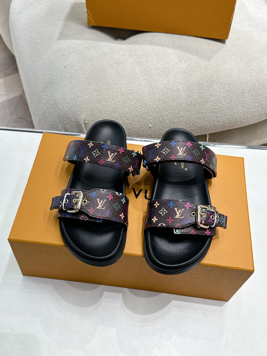 NO:166848,Louis Vuitton's new summer slippers are on the market, 1:1 high-end customization, instantly killing all imitations, original mold opening LOGO punching decoration, both fashionable and beautiful, new early spring style top version, purchasing level!  Full of high-end feeling!  A popular model from domestic and foreign bloggers, retro and fashionable, beautiful!  Official website main model★ ━━━━━ t ━━━━━━━━━━━━━━━━━━━━━━━━━━━━━━━━━━━━━━━━━━━━━━━━━━━━━━━━━━━━━━━━━━━━━━━━━━━━�19860909Louis Vuitton路易威登夏新款拖鞋火爆上市,1:1高级定制,秒杀一切仿品,原版开模LOGO冲孔装饰,既时尚又美观,早春新款 顶级版本 代购级别！高级感十足！国内外博主刷爆的一款,复古又时髦上脚美炸了！官网主推款★ ━━━━━ t ━━━━━ 鞋面原版牛皮 金属扣 内里进口山羊皮里 大底原版开模耐磨大底 码数35-43 包装全套精美抽屉盒 三色出,拖鞋,louis vuitton,louis vuitton,slippers,cowhide,sheepskin,Women's Shoes