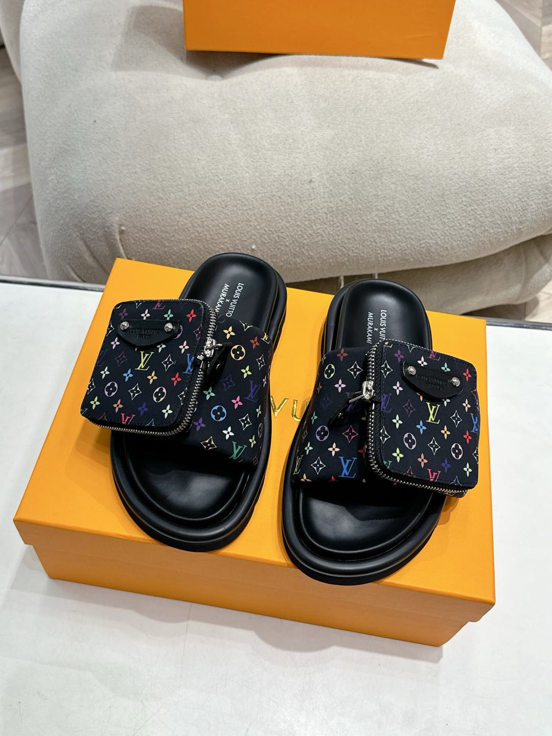 NO:173794,The LV couples' counter with bag mainly features the latest denim slippers and hard products on the newest purchase level!  Full of high-end feeling!  This is a popular model for bloggers at home and abroad. It is retro and fashionable and beautiful!  Official website main model, high custom denim printed fabric, inner lining: imported goatskin lining, original open mold, anti-slip wear-resistant foam sole, size 35-41, men, 41-45, slippers, louis vuitton, slippers, sheepskin19860909带包 LV情侣款专柜主打最新款牛仔拖鞋硬货上新 代购级别！高级感十足！国内外博主刷爆的一款,复古又时髦 上脚美炸了！官网主推款 鞋面高定制牛仔印花布料 内里: 进口山羊皮里 大底原版开模防滑耐磨发泡底 码数女35-41 男41-45,拖鞋,louis vuitton,slippers,sheepskin,Women's Shoes