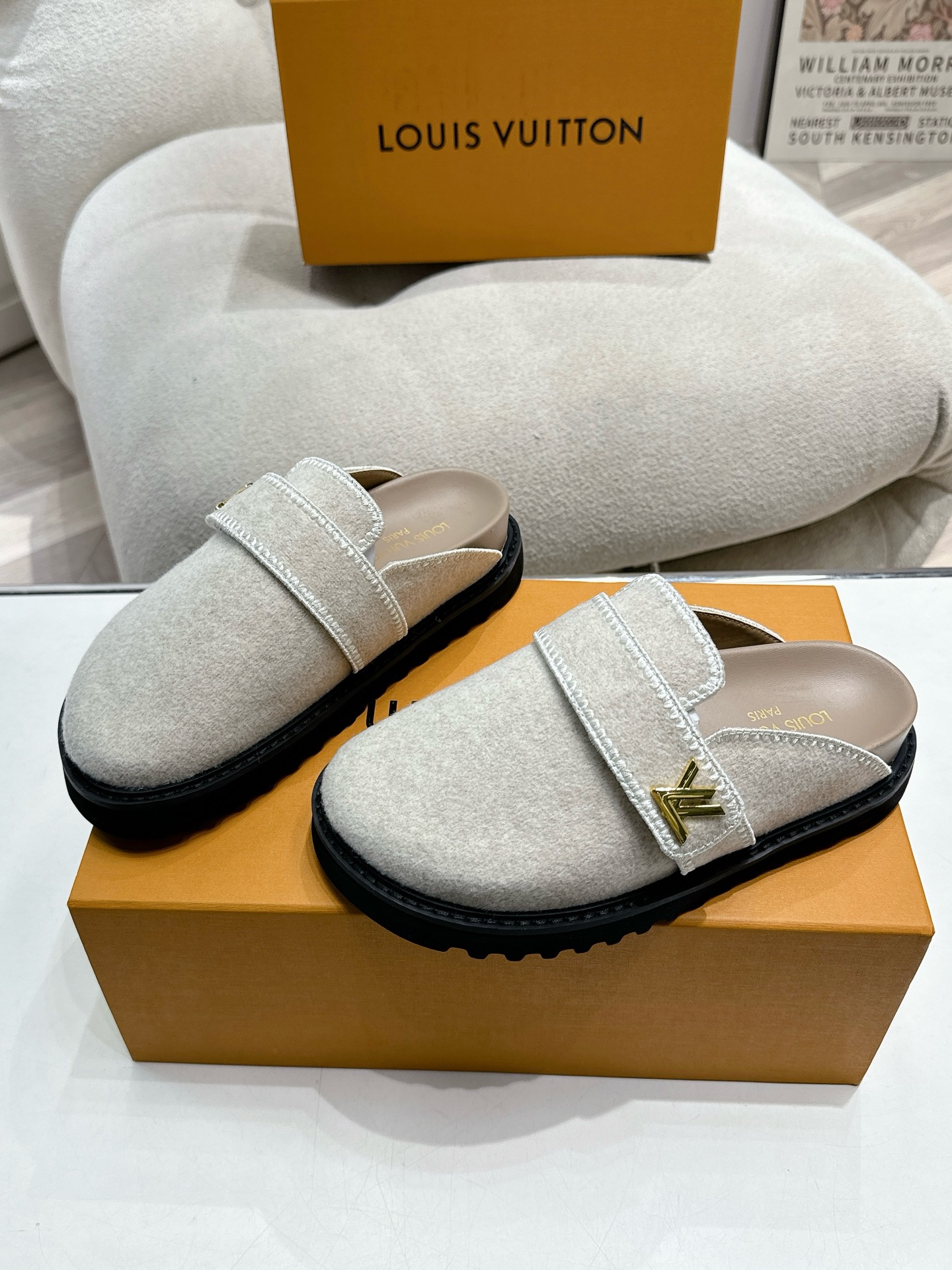 NO:166850,The new LV counter bag-toe semi-drag winterbreak comfort flat slippers LV letters and Monogram floral embellishment leather surface, paired with wool inside and outside, suitable for both indoor and outdoor wear. Pure wool material, high-density foaming material of water platform, light and comfortable, the sole has a certain thickness, and the height-enhancing effect is also good!  Premium size :35-45, semi-drag, louis vuitton,slippers19860909LV专柜新款包头半拖拖 winterbreak comfert 平底拖鞋LV 字母和Monogram 花卉点缀图案的皮面,搭配羊毛内里,室内外穿着皆宜.纯羊毛材质,水台高密度发泡材质,轻盈舒适,鞋底有一定厚度,增高效果也不错！精品 size :35-45,半拖,louis vuitton,slippers,Women's Shoes