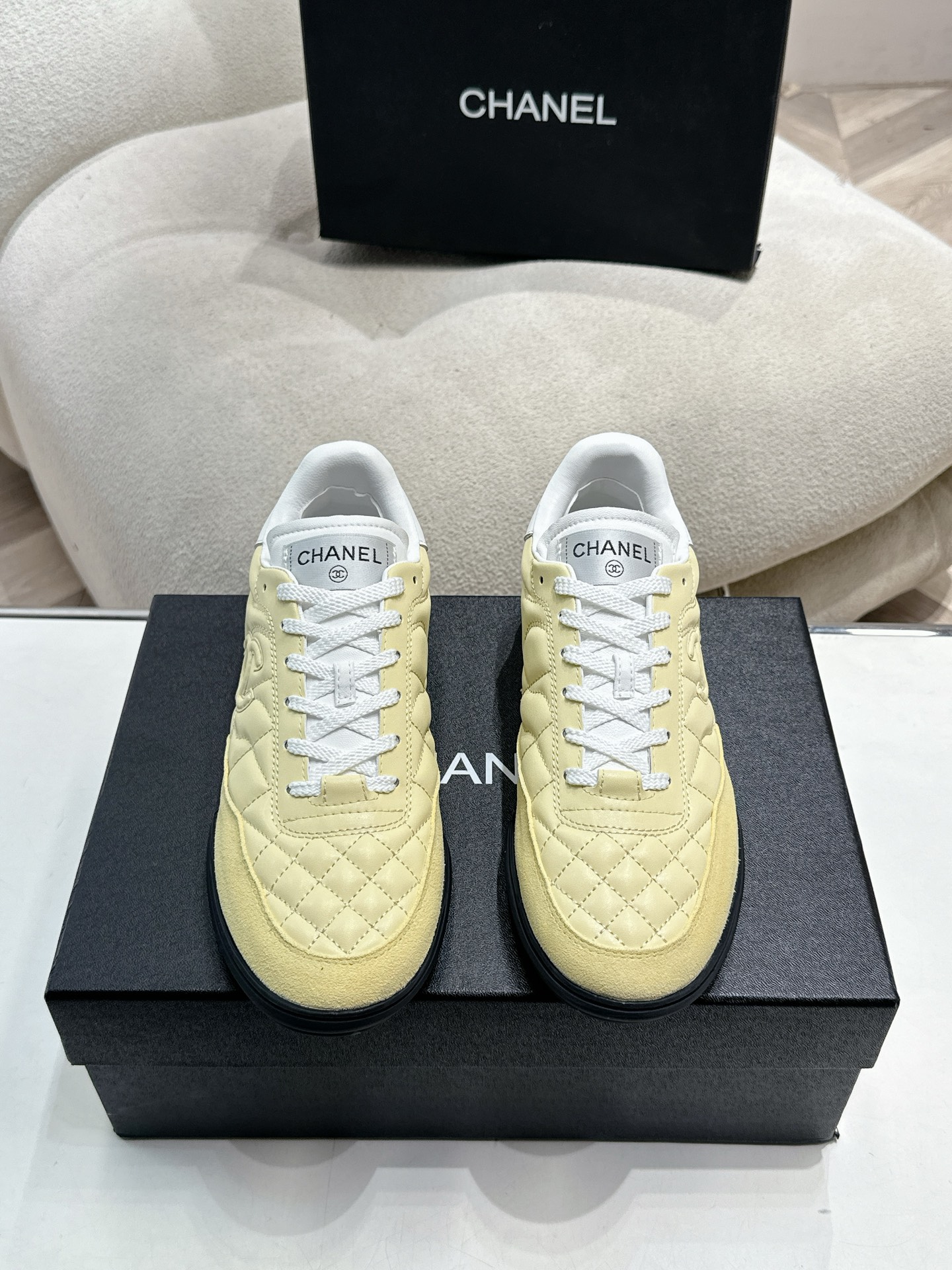 NO:387726,Chane counter top casual sneakers This classic design; the upper is made of electric embroidery style; the sole is fashionable and sporty; it is an extraordinary variety of color matching elements... The diversified mix and match is very beautiful and versatile, casual, fashionable, sports, and outdoors can be taken into consideration... Go material The upper is made of original imported cowhide cowhide, the inner is made of original imported breathable net, the sole is based on the original TPU combination sole, the counter is made of high-quality packaging, the women's 35–41, casual shoes/sports shoes, chanel, sneakers, cowhide19860909Chane专柜顶级休闲款运动鞋 这款经典设计；鞋面多种工艺电绣的风格；大底却时尚运动；不平凡的拥入了多种配色元素…… 多元化混搭非常好看百搭,休闲,时尚,运动,户外都能兼顾…… Go 材料 鞋面采用 原版进口牛皮牛反绒 内里采用 原版进口透气网 大底根据 原版TPU组合大底 专柜精品包装全套女35–41,休闲鞋/运动鞋,chanel,sneakers,cowhide,Women's Shoes