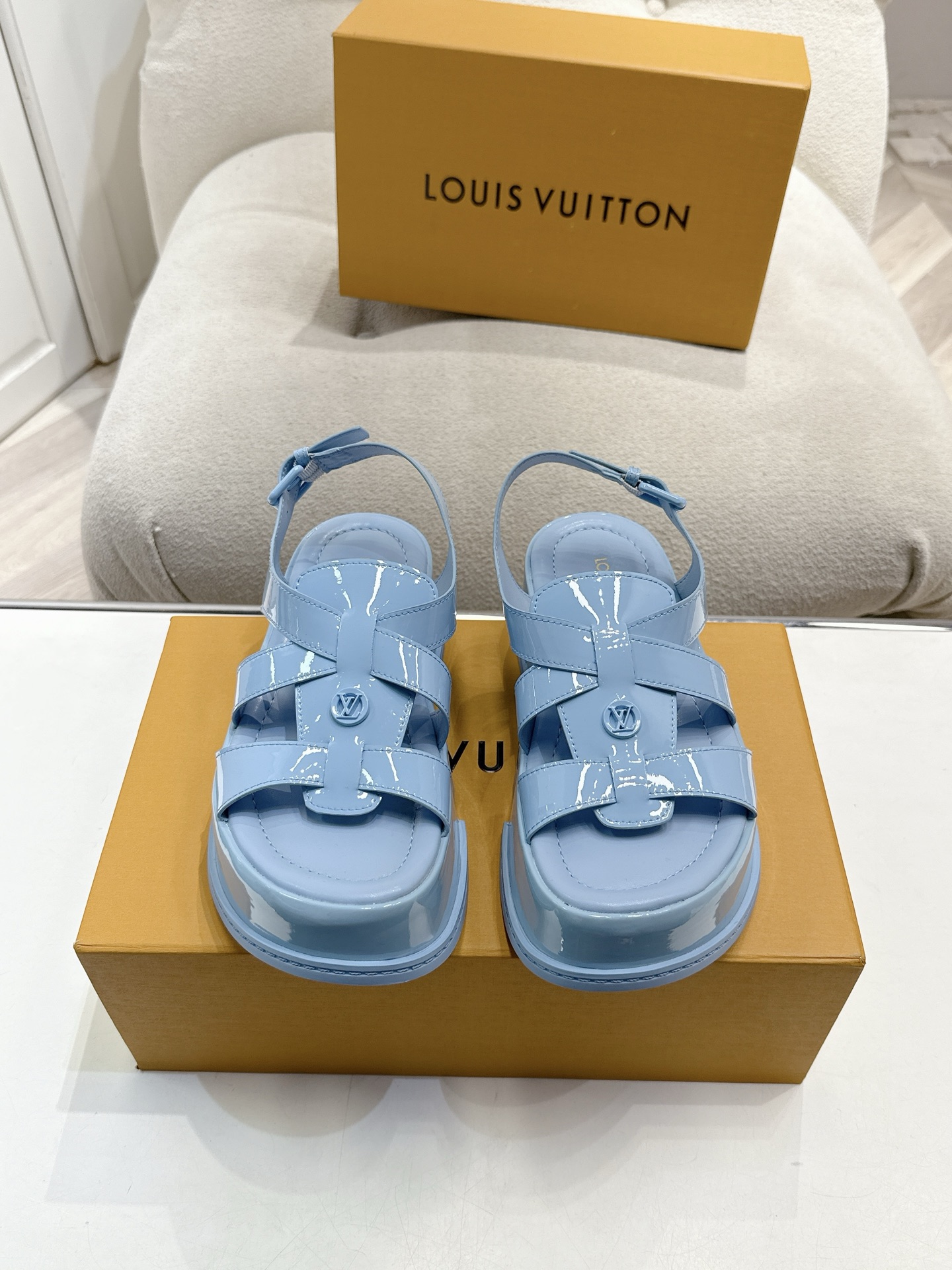 NO:265528,Louis Vuitton MAYA FLATFORM sandals This Maya Flatform sandals are made of smooth cowhide leather, allowing wide laces to shuttle between the leather tongue, and then inject the brand essence with the metal LV Circle logo. The rubber outsole inherits the color of the upper, and the light leather thick sole perfects the elegant style. Patent leather cowhide original rubber combination outsole with outsole height 5CM A true height of the height of LV Circle logo decoration buckle engraved Louis Vuitton logo Size35-40, sandals, christian louboutin, louis vuitton, louis vuitton, louis vuitton, louis vuitton, tom ford, sandals, cowhide19860909Louis Vuitton 路易威登 MAYA FLATFORM 凉鞋 本款 Maya Flatform 凉鞋选用光滑牛皮革,令宽幅鞋带穿梭于皮革鞋舌之间,再以金属 LV Circle 标识注入品牌底蕴.橡胶外底承袭鞋面色调,轻盈皮革厚底完善雅致风范.漆皮牛皮革原版橡胶组合外底 大底高度5CM 妥妥的增高神器 LV Circle 标识装饰 搭扣镂刻路易威登标识 Size35-40,凉鞋,christian louboutin,louis vuitton,louis vuitton,louis vuitton,tom ford,sandals,cowhide,Women's Shoes