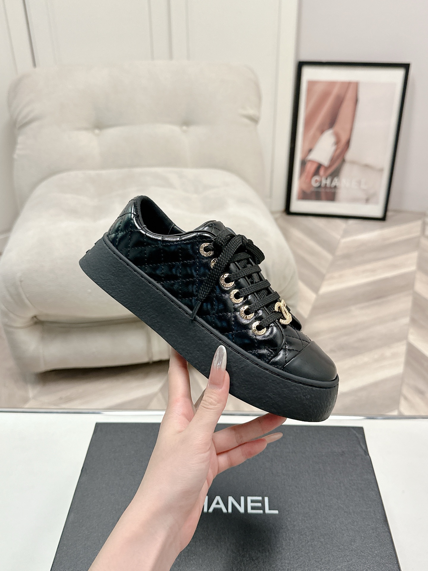 NO:424613,Top version, original single-quality Chanel fragrant grandma - 2025 biscuit shoes, top casual sneakers for counter This classic design; the upper is crafted and electric embroidered style; the sole is fashionable and sporty; it is extraordinary and has a variety of color matching elements... The diversified mix and match is very beautiful and versatile, casual, fashionable, sports, and outdoors can be taken into consideration... Go material The upper is made of original top layer cowhide, the inner is sheepskin, outsole based on the original TPU combination sole, the counter is boutique packaging for women 35–40-41 custom-made, no return or exchange, casual shoes/sports shoes, chanel, sneakers, cowhide, sheepskin19860909顶级版本,原单品质Chanel香奶奶——2025饼干鞋 专柜顶级休闲款运动鞋 这款经典设计；鞋面多种工艺电绣的风格；大底却时尚运动；不平凡的拥入了多种配色元素…… 多元化混搭非常好看百搭,休闲,时尚,运动,户外都能兼顾…… Go 材料 鞋面采用 原版头层牛皮 内里采用 羊皮 大底根据 原版TPU组合大底 专柜精品包装全套女35–40-41定做不退换,休闲鞋/运动鞋,chanel,sneakers,cowhide,sheepskin,Women's Shoes