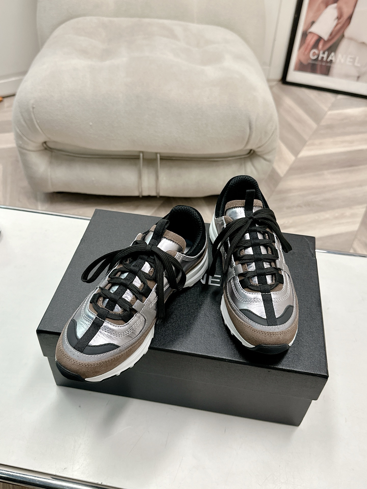 NO:424604,Chanel Xiang Grandma 25SS latest white shoes, casual sports shoes, skateboard shoes, original purchase and development, Xiaoxiang C home, another super hit counter, the love of internet celebrity bloggers and ladies, various praises from social platforms, popular super high texture and breathable super spring and summer, seeing this issue can always evoke the girl's inner demands for fashion latest calfskin material, classic black and white color matching, full of fashionable feeling on the feet, easy to take care of #fabric: original custom imported cowhide material #inner custom soft sheepskin #sole original open mold TPU anti-slip sole #sole thickness 2.5CM Size: 35-41, dad shoes, chanel, chanel, sneakers, cowhide, sheepskin19860909Chanel香奶奶25SS最新款小白鞋 休闲 运动鞋 滑板鞋 原版购入开发做货 小香 C家 专柜又一超级大爆款,网红博主小姐姐们的挚爱,社交平台的各种夸赞,人气超高质感透气超级春夏,看到这期总能唤起少女内心对时髦的诉求 最新小牛皮材质 经典黑白配色 上脚时髦感十足 容易打理 #面料:原版定制进口牛皮材质 #内里定制柔软羊皮里 #鞋底原版开模TPU防滑大底 #底厚2.5CM 尺码 : 35-41,老爹鞋,chanel,chanel,sneakers,cowhide,sheepskin,Women's Shoes