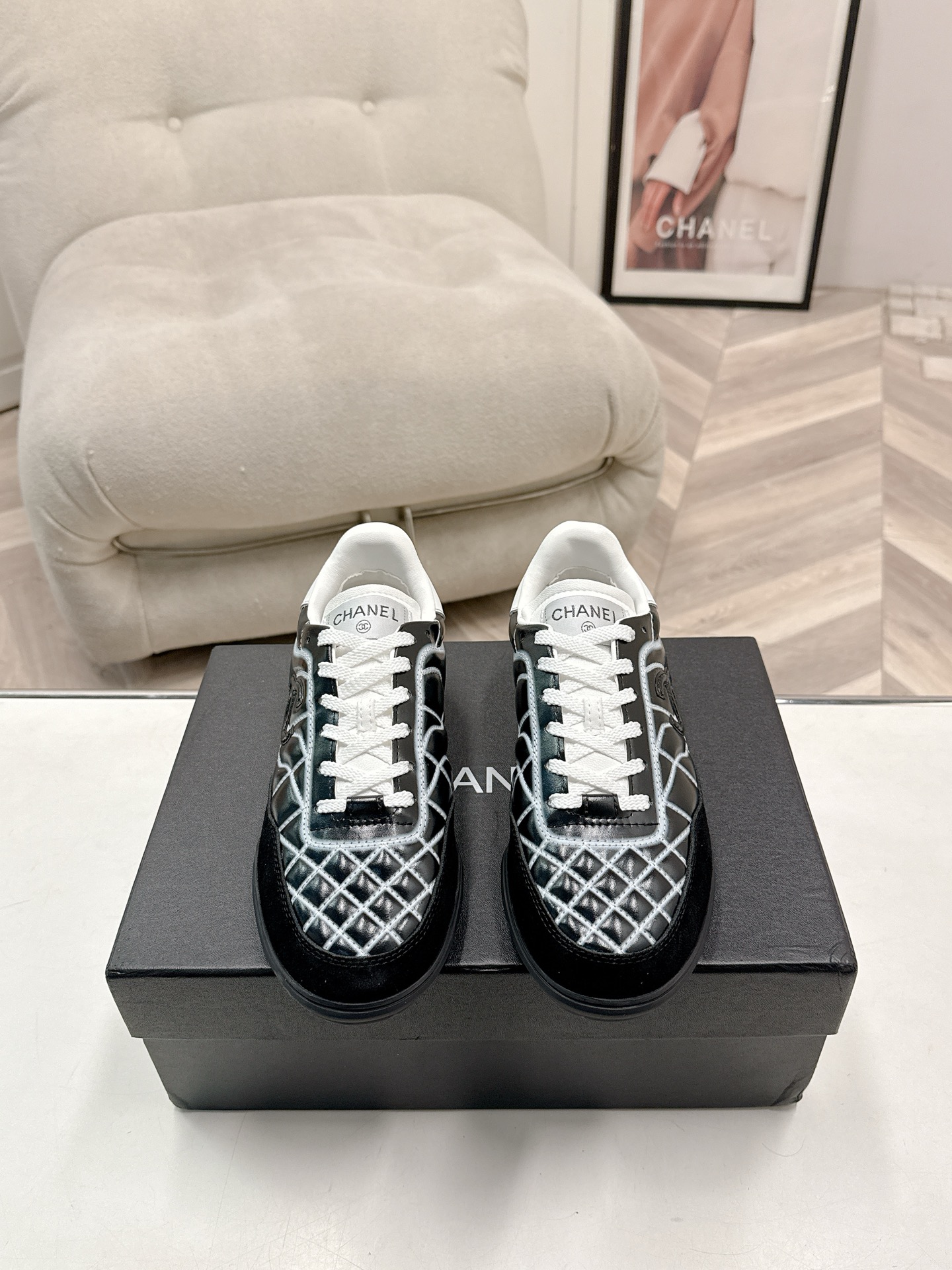 NO:536524,Chanel Xiang Grandma 2025 counter top casual sneakers This classic design; the upper has a variety of craftsmanship and electric embroidery styles; the sole is fashionable and sporty; it is extraordinary and has a variety of color matching elements. The diversified mixing and matching is very beautiful and versatile, casual, fashionable, sports, and outdoors. Materials The upper uses original imported mixed breeding sheep. The inner part uses original imported breathable sheepskin. The sole is based on original TPU outsole. The counter is boutique packaging for women. 35–41. Men 39-45. Casual shoes/sports shoes, chanel, sneakers, sheepskin.19860909Chanel香奶奶2025专柜顶级休闲款运动鞋 这款经典设计；鞋面多种工艺电绣的风格；大底却时尚运动；不平凡的拥入了多种配色元素 多元化混搭非常好看百搭,休闲,时尚,运动,户外都能兼顾 材料 鞋面采用 原版进口混种羊 内里采用 原版进口透气羊皮 大底根据 原版TPU大底 专柜精品包装全套女35–41 男39-45,休闲鞋/运动鞋,chanel,sneakers,sheepskin,Women's Shoes