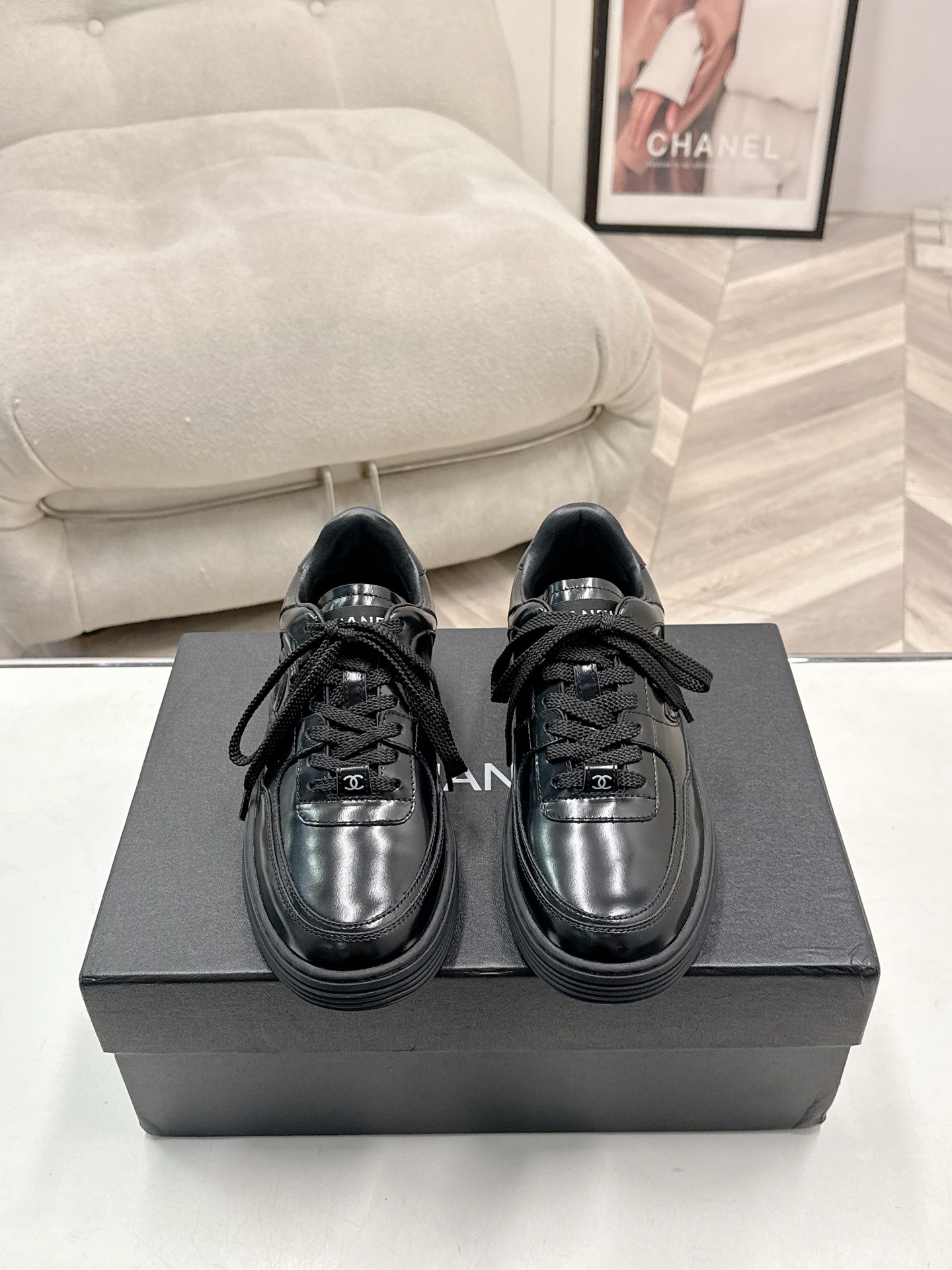 NO:536528,Chanel Xiang Grandma's counter top casual sneakers This classic design; the upper has a variety of craftsmanship and electric embroidery styles; the sole is fashionable and sporty; it is an extraordinary variety of color matching elements... The diversified mix and match is very beautiful and versatile, casual, fashionable, sports, and outdoors can be taken into account... Materials The upper is made of original imported cowhide The inner is made of original imported breathable sheepskin Outsole According to the original TPU outsole The counter is made of fine packaging for women 35–41 Men 38-46, casual shoes/sports shoes, chanel, sneakers, cowhide, sheepskin19860909Chanel香奶奶专柜顶级休闲款运动鞋 这款经典设计；鞋面多种工艺电绣的风格；大底却时尚运动；不平凡的拥入了多种配色元素…… 多元化混搭非常好看百搭,休闲,时尚,运动,户外都能兼顾…… 材料 鞋面采用 原版进口牛皮 内里采用 原版进口透气羊皮 大底根据 原版TPU大底 专柜精品包装全套女35–41 男38-46,休闲鞋/运动鞋,chanel,sneakers,cowhide,sheepskin,Women's Shoes