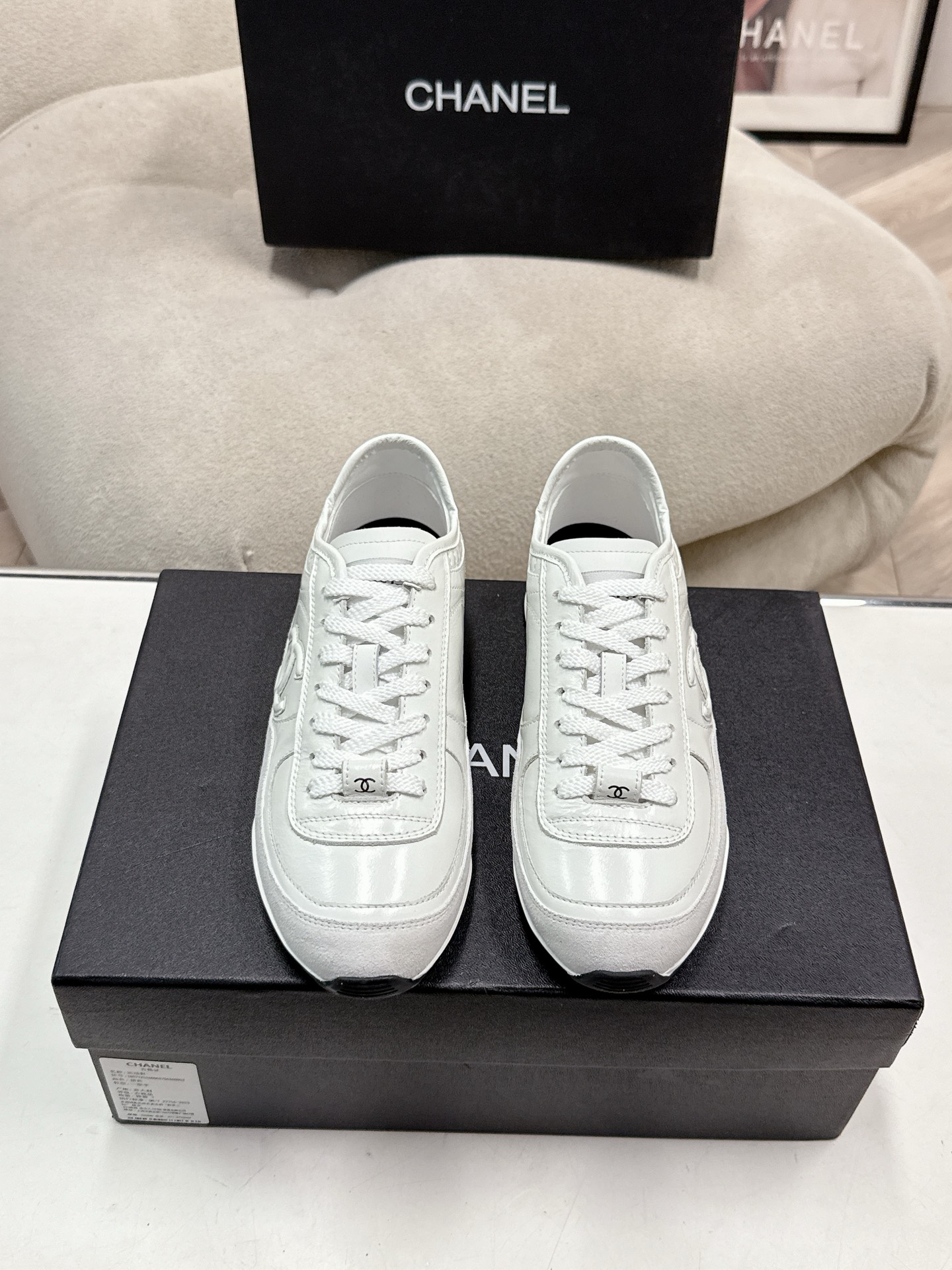 NO:536532,The top version of what you see is what you get. Purchase level. Geshuang casual shoes genius designer brand. A light luxury brand is very versatile and comfortable to the feet. This German training shoes continue the classic leather splicing design. After many careful improvements by the design team, it is just to let you experience the most original military flavor. The soft and delicate characteristics of the top layer cowhide and the texture of cow leather make it have super high softness and comfort, while maintaining good breathability and comfort and texture parallel, so as to easily control any combination of all seasons. Fabric cowhide inner sheepskin Size: 35-40 Women 39-46 Men (45-46 Customized without return or replacement) 39.40 Order Notes for men and women, casual shoes/sports shoes, sneakers, cowhide, sheepskin19860909香奶奶所见即所得顶级版本 代购级别 德训休闲鞋鬼才设计师品牌,一个轻奢品牌上脚很百搭哦,也很随脚舒适,这一款德国训练鞋延续了经典的真皮拼接设计,经过设计团队多次的精心改良,只为让您体验最原始的军旅味道,头层牛皮柔软细腻的特点与牛反绒牛皮的质感相结合使其既有超高的柔软舒适度,又同时保持不错的透气性能舒适与质感并行,轻松驾驭四季穿着任何搭配. 面料牛皮 内里羊皮 码数:35-40女 39-46男（45-46定制不退不换）39.40下单备注男女,休闲鞋/运动鞋,sneakers,cowhide,sheepskin,Women's Shoes