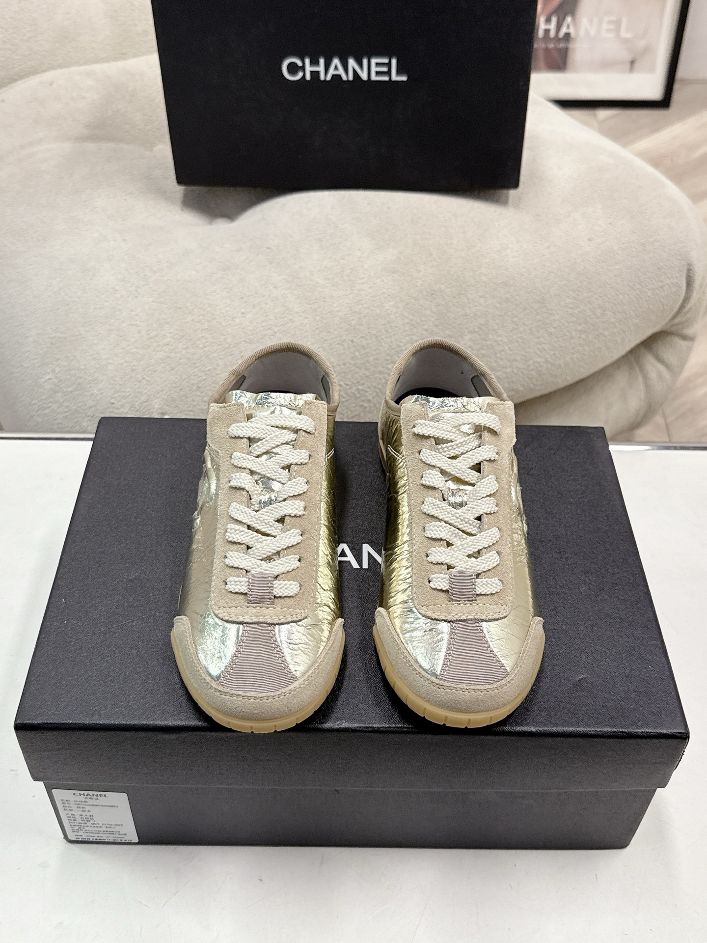 NO:630615,Chanel Grandma's counter top casual sneakers, this classic design; the upper has a variety of craft styles; the outsole is fashionable and sporty; it incorporates a variety of color matching elements... The diversified mix and match is very good-looking and versatile, casual, fashionable, sports, and outdoor can be taken into account... Go Material: The upper is made of original imported cowhide, and the lining is made of original imported breathable sheepskin. The outsole is based on the original TPU outsole.  Counter boutique package complete set for women 35-41, casual shoes/sports shoes, chanel, sneakers, cowhide, sheepskin19860909Chanel香奶奶专柜顶级休闲款运动鞋 这款经典设计；鞋面多种工艺的风格；大底却时尚运动；不平凡的拥入了多种配色元素…… 多元化混搭非常好看百搭,休闲,时尚,运动,户外都能兼顾…… Go 材料 鞋面采用 原版进口牛皮 内里采用 原版进口透气羊皮 大底根据 原版TPU大底 专柜精品包装全套女35–41,休闲鞋/运动鞋,chanel,sneakers,cowhide,sheepskin,Women's Shoes