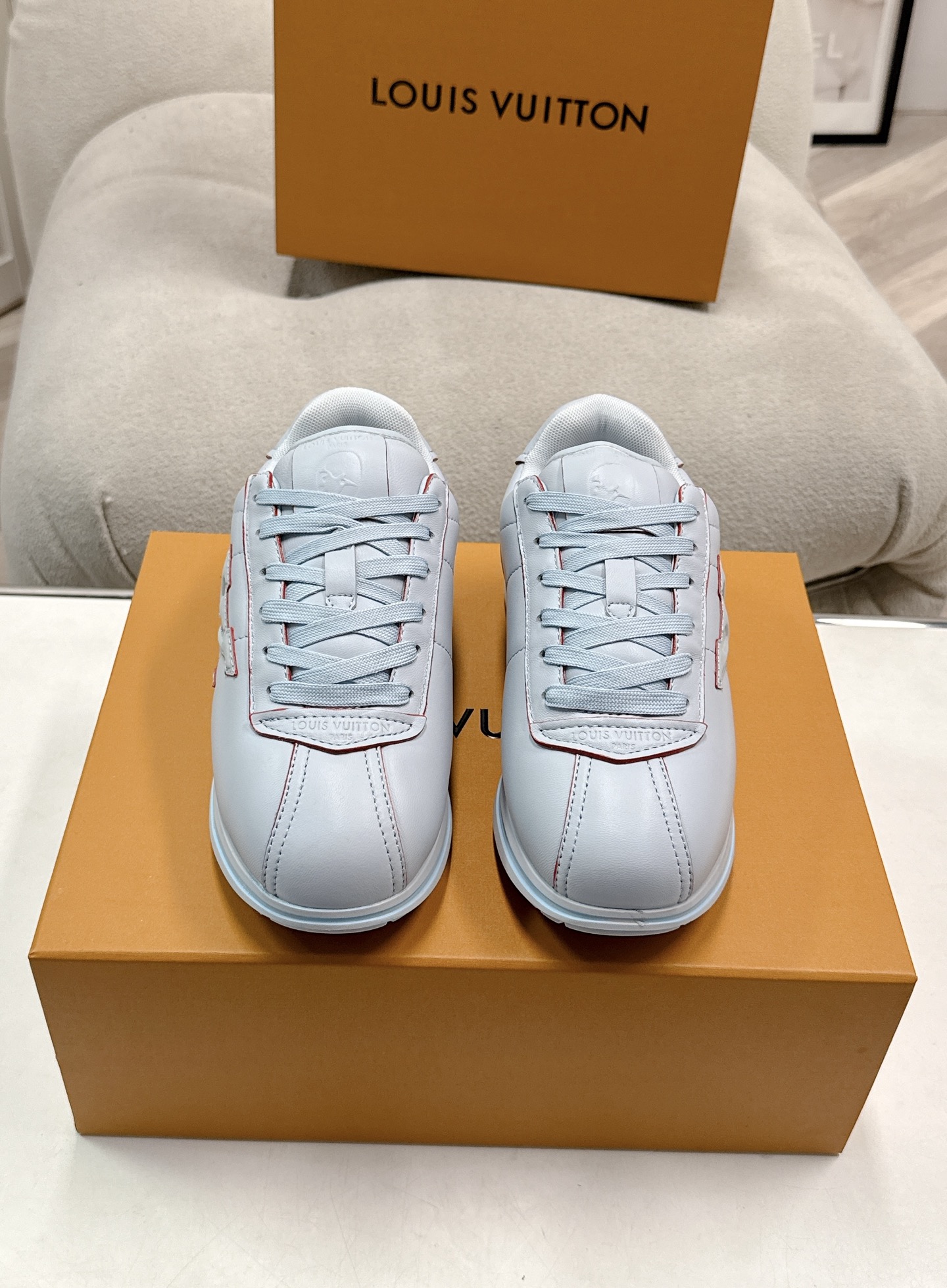 NO:543489,Men Louis Vuiton Louis Vuiton Fidong Joint Brands Showcase Fat Ding Thick Sole Casual Sports Shoes Forrest Gump Shoes This series includes from simple-style sneakers to eye-catching running shoes LV stands out with its iconic thick sole and modern aesthetics, while other styles use luxurious suede, leather and canvas materials. Some sports shoes are designed with futuristic designs, emphasizing functionality and comfort, and moving towards sports-style luxury shoes. Every detail is developed according to the original 1:1 Fabric Original custom-made head leather Inner Imported breathable mesh Sole original open mold-proof TPU material Sole thickness 3CM Size: Women's model 35-40 (for women's 40 custom-made non-return) Men's model 39-45 (for men's 39.45 custom-made non-return), casual shoes/sports, louis  vuitton, louis vuitton, louis vuitton,sneakers,cowhide,chamois leather19860909男 Louis Vuiton 路易威登 菲董联名 走秀款 胖丁 厚底 休闲 运动鞋 阿甘鞋 此次系列包括从简约风格的运动鞋到引人注目的跑鞋 LV 以其标志性的厚底和现代美学脱颖而出 而其他款式则采用了奢华的麂皮 皮革和帆布等材质 一些运动鞋设计富有未来感 强调功能性与舒适性 并向运动风格的奢华鞋履迈进 每个细节都按原版1:1开发 面料 原版定制头层牛皮 内里 进口透气网里 鞋底原版开模防滑TPU材质 底厚3CM 码数: 女款35-40（女40定做不退换） 男款39-45（男39.45定做不退换）,休闲鞋/运动鞋,louis vuitton,louis vuitton,louis vuitton,sneakers,cowhide,chamois leather,Women's Shoes