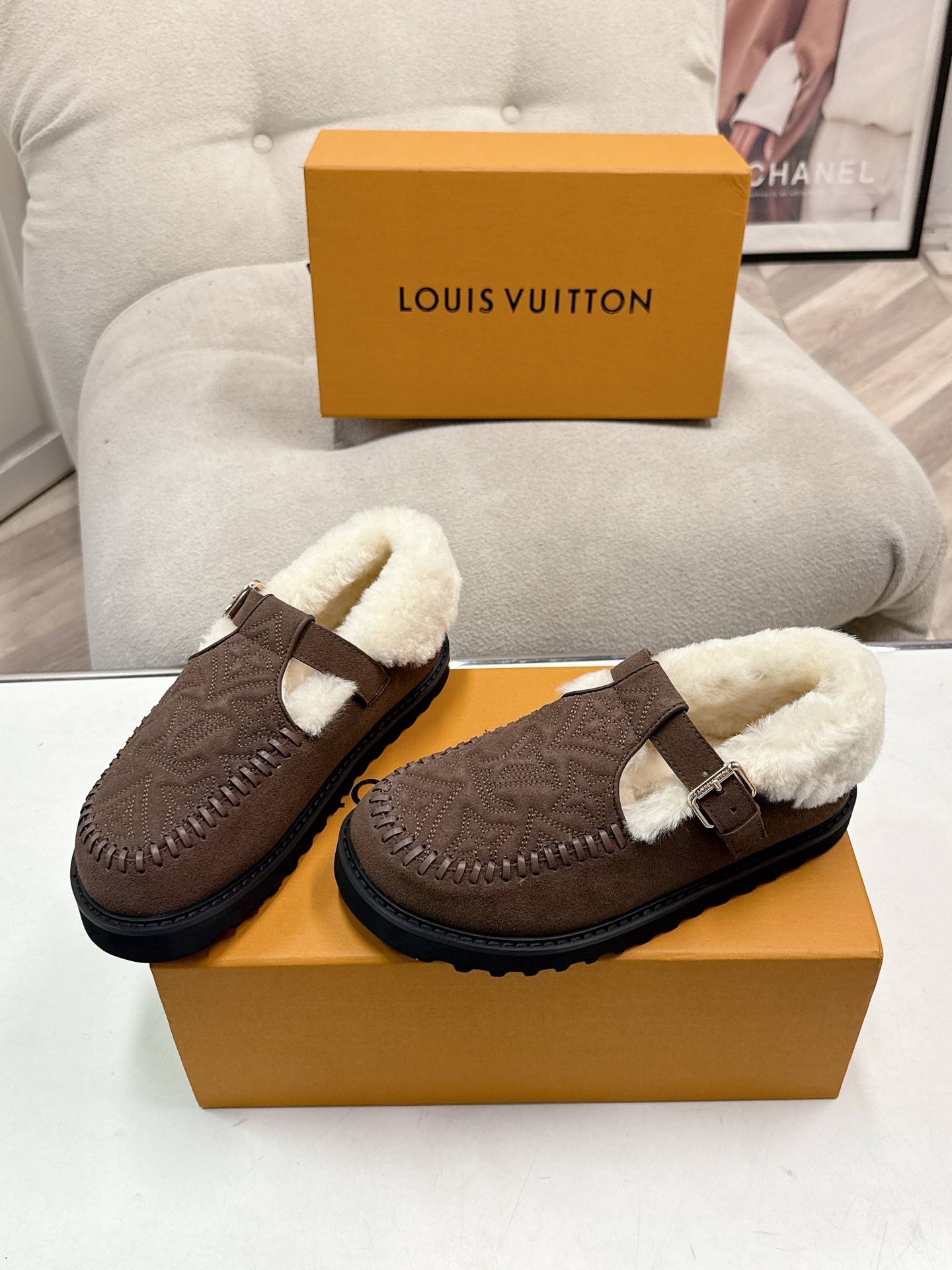 NO:578239,Size 35-41 LV Louis Vuitton's latest autumn and winter new style pure wool slippers, thick soles and heightening outer wool slippers, half pack of wool slippers with fixed buckle on the heel, a must-have for little people, taller and slimmer, exquisite and high-end, lazy and high-end, the furry ones are so cute!  The upper, lining and foot pads are made of pure wool, which is warm and comfortable while also full of texture. Loafers, fur shoes, louis vuitton, louis vuitton, loafers19860909码数35-41 LV路易威登最新款秋冬新款纯羊毛拖厚底增高外穿羊毛拖 半包羊毛拖后跟附带固定扣小个子必入款 增高显瘦 精致高级 慵懒又不乏高级感,毛茸茸的太可爱了！鞋面、内里、垫脚采用全真羊毛,保暖舒适的同时质感拉满,乐福鞋毛毛鞋,louis vuitton,louis vuitton,loafers,Women's Shoes