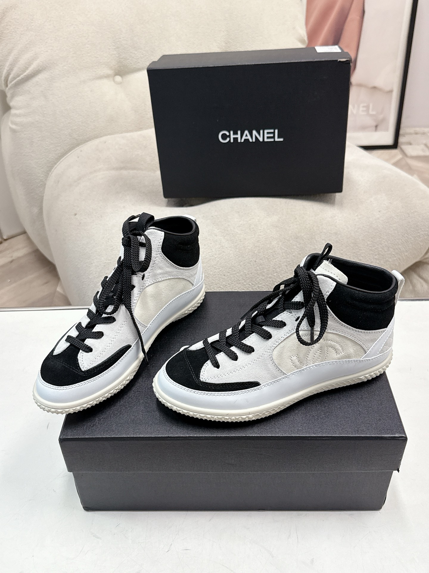 NO:630605,size 35-39 (40% customization, non-returnable and non-exchangeable) What you see is what you get CHANE*｜Xiaoxiang 25 new retro plaid panda casual shoes, sneakers, simple black and white color scheme, outlines a timeless fashion outline. The exquisite double C logo embellishment is a silent manifestation of the brand style. It has a lot of weight and personal feeling and is good! Very attractive sports style design ~ The soles are very soft and very comfortable to wear. It will look good with trousers, shorts, long skirts and short skirts.  Create an eye-catching outfit! The fabric is made of imported frosted cowhide. The lining is original. Original molded custom TPU outsole, casual shoes/sports shoes, chanel, sneakers, skirts, shorts, cowhide.19860909size35-39（40定制不退不换) 所见即所得CHANE*｜小香25新品复古格熊猫休闲鞋运动鞋简约黑白配色 勾勒永不过时的时尚轮廓 .精致双C标志点缀 是品牌格调的无声彰显. 蛮有分量个人感觉敲好的! 非常耐看的运动风设计~ 鞋底很软穿着也很舒服 搭配长裤 短裤 长裙短裙都能很好看 打造让人眼前一亮的穿搭! 面料采用进口磨砂牛皮 内里原版内里 原版开模定制TPU大底,休闲鞋/运动鞋,chanel,sneakers,skirts,shorts,cowhide,Women's Shoes