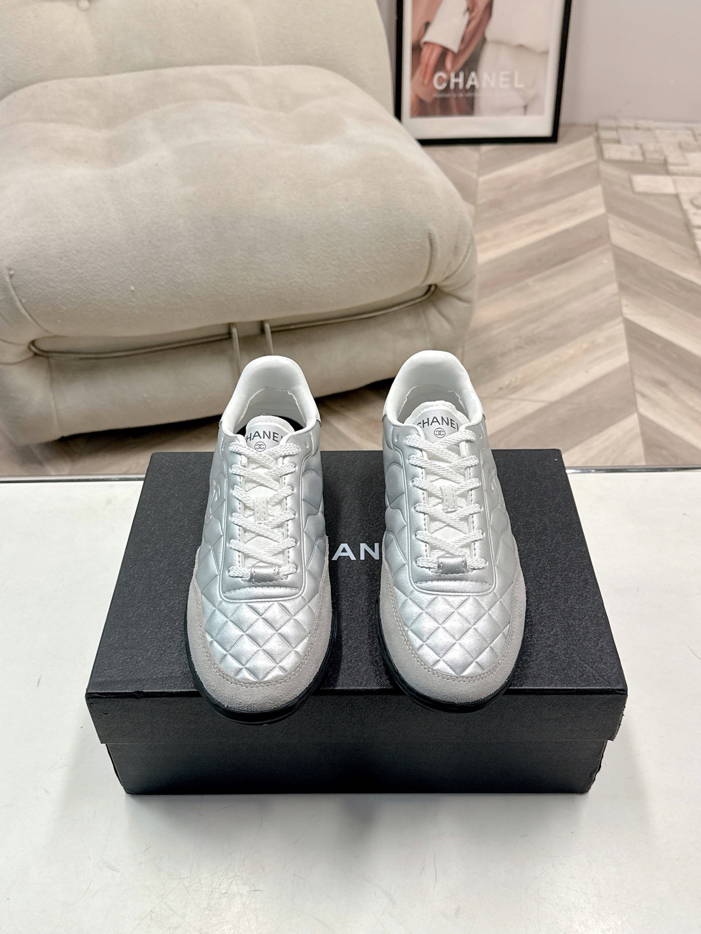 NO:630611,Chane counter's top casual sneakers, this classic design; the upper is electro-embroidered with a variety of techniques; the outsole is fashionable and sporty; the unusual inclusion of a variety of color matching elements... The diversified mix and match is very good-looking and versatile, casual, fashionable, sports, and outdoor can be taken into account... Go Materials The upper is made of original imported cowhide suede and the lining is made of original imported breathable mesh. The outsole is based on the original TPU combination outsole.  Counter boutique package complete set for women 35-41, casual shoes/sports shoes, chanel, sneakers, cowhide19860909Chane专柜顶级休闲款运动鞋 这款经典设计；鞋面多种工艺电绣的风格；大底却时尚运动；不平凡的拥入了多种配色元素…… 多元化混搭非常好看百搭,休闲,时尚,运动,户外都能兼顾…… Go 材料 鞋面采用 原版进口牛皮牛反绒 内里采用 原版进口透气网 大底根据 原版TPU组合大底 专柜精品包装全套女35–41,休闲鞋/运动鞋,chanel,sneakers,cowhide,Women's Shoes