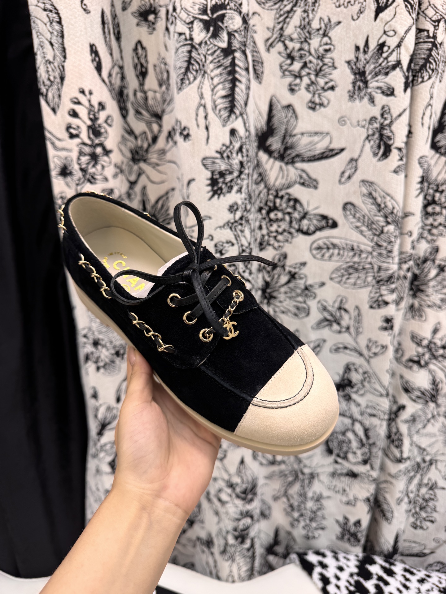 NO:630604,Size 35-39 (40, 41 customized) 2025 Xiaoxiang Grandma This autumn and winter must-have item!  !  Chanel's autumn and winter heavy industry hot styles are highly recommended by Xiaohongshu. They look good no matter how you match them. They are a must-have for fashion. Ms. Chanel loves simple and irresistible combinations to show her unique dressing style. She can mix and match freely to shine and follow the fashionable steps of her grandma!  !  !  Exquisite details. Zoom in to see the original molded hardware buckle. The top version is made at the purchasing level★ The upper is made of original customized cow suede, sheepskin feet, original molded rubber outsole, casual shoes/sports shoes, chanel, sneakers, sheepskin19860909码数35-39（40、41定做)2025小香奶奶 本季秋冬季必备单品！！ 香奈儿秋冬重工爆款 小红书力推款,怎么搭配都好看,时髦精必备,香奈儿女士钟爱简约又难以抗拒系搭配展现与众不同的穿搭风格、自由混搭闪耀到位跟紧香奶奶时尚步伐！！！精致细节放大看原版开模五金扣 顶级版本代购级别打造★鞋面采用原版定制牛反绒,羊皮垫脚,原版开模橡胶大底,,休闲鞋/运动鞋,chanel,sneakers,sheepskin,Women's Shoes
