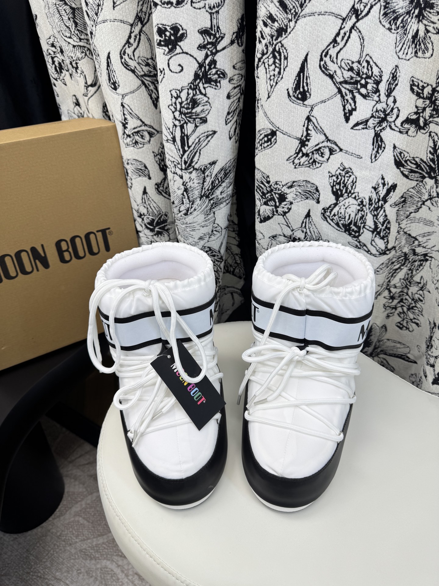 NO:646406,35-36/37-38/39-40/41-43 (44-45 custom-made for half a month) Moon Boot The latest snow boots for autumn and winter. Ugly ski boots. Many celebrities and Internet celebrities have planted grass. A must-have for autumn and winter skis. Now there is a more alternative snow boot that is back. It is 5cm taller. That is the Moon Boot. Moon boots have been very popular in the millennium. Back then, Paris Hilton and Victoria Beckham  Celebrities often wear it, and now the Y2K trend is popular again. The ugly snow boots that were shown by thousands of people have become popular again. They are not divided into men and women. They look slim and warm and easy to wear. Fabric: Original custom-made imitation grain wool. Thousand feather cotton lining. Original non-slip and wear-resistant suction cup outsole, snow boots, boots.1986090935-36/37-38/39-40/41-43 (44-45定做半个月 )Moon Boot 秋冬最新款雪地靴 丑萌滑雪鞋 超多明星网红种草 秋冬滑雪必备款 现在有一款更另类的雪地靴又杀回来了 内增高5cm那就是Moon Boot月亮靴在千禧年就已经非常火了 当年paris hilton、victoria beckham 等名人经常穿它,如今Y2K风潮再次流行 万人大秀的丑萌雪地靴重新翻红 不分男女不分左右 看着巨无霸巨显瘦还暖和好穿 面料: 原版定制仿颗粒羊毛 内里千羽棉 原版防滑耐磨吸盘大底,雪地靴,boots,Women's Shoes