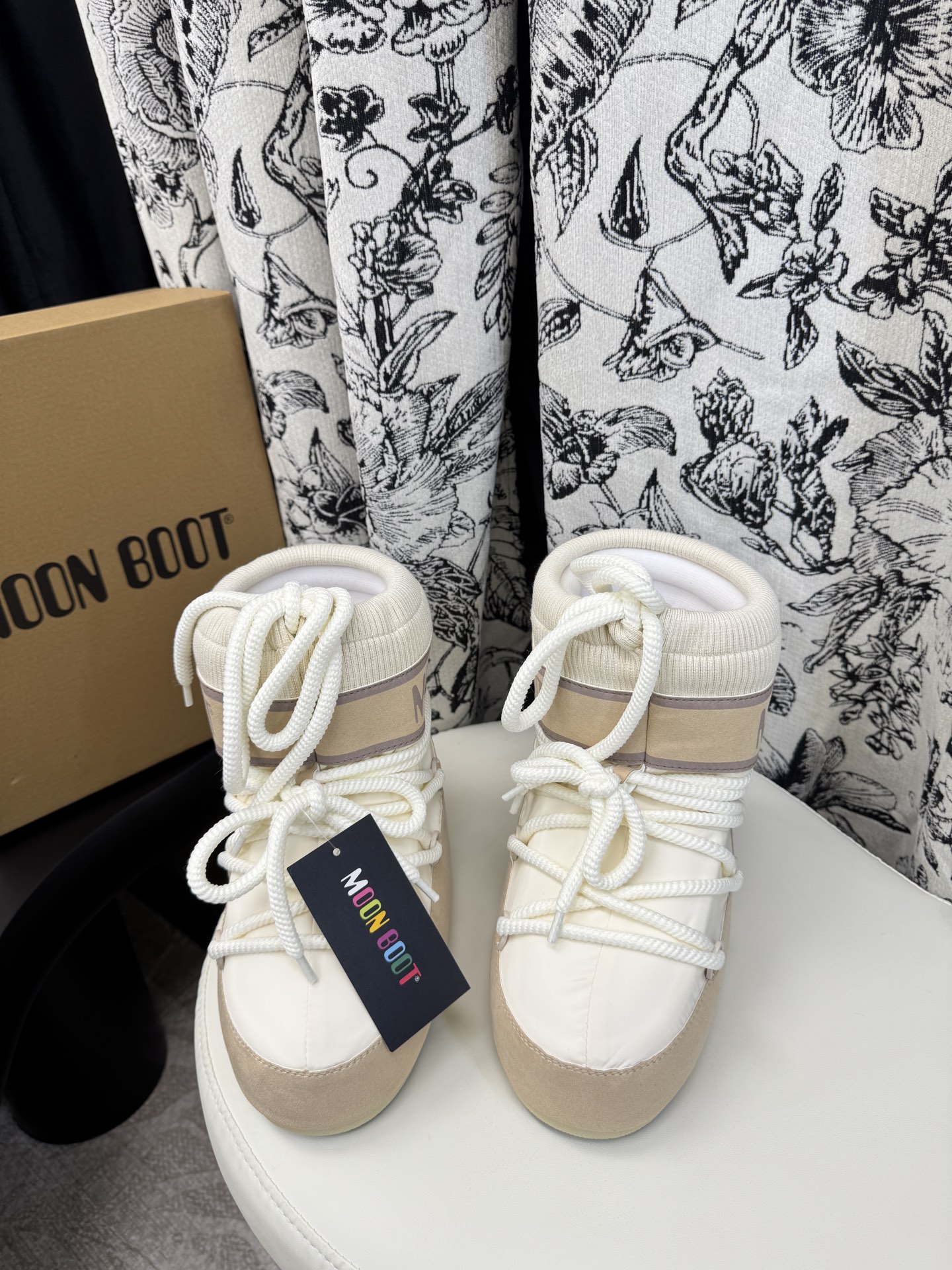 NO:646410,Noodles 35-36/37-38/39-40/41-43 (44-45 custom-made for half a month) Moon Boot The latest snow boots for autumn and winter. Cute ski boots. Super popular with many celebrities. A must-have for autumn and winter skiing. Now there is a more alternative snow boot that is back. It is 5cm taller. That is the Moon Boot. Moon boots have been very popular in the millennium. Back then, Paris Hilton and Victoria Beckham  Celebrities often wear it, and now the Y2K trend is popular again. The ugly snow boots that were shown by thousands of people have become popular again. They are not divided into men and women. They look slim and warm and easy to wear. Fabric: Original custom-made imitation grain wool. Thousand feather cotton lining. Original non-slip and wear-resistant suction cup outsole, snow boots, boots.19860909呢面 35-36/37-38/39-40/41-43 (44-45定做半个月 )Moon Boot 秋冬最新款雪地靴 丑萌滑雪鞋 超多明星网红种草 秋冬滑雪必备款 现在有一款更另类的雪地靴又杀回来了 内增高5cm那就是Moon Boot月亮靴在千禧年就已经非常火了 当年paris hilton、victoria beckham 等名人经常穿它,如今Y2K风潮再次流行 万人大秀的丑萌雪地靴重新翻红 不分男女不分左右 看着巨无霸巨显瘦还暖和好穿 面料: 原版定制仿颗粒羊毛 内里千羽棉 原版防滑耐磨吸盘大底,雪地靴,boots,Women's Shoes