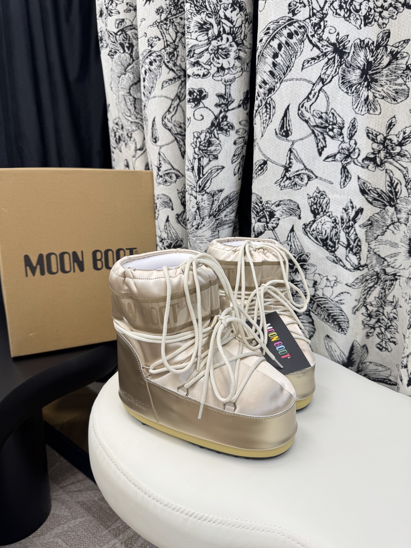 NO:646414,35-36/37-38/39-40/41-43 (44-45 custom-made for half a month) Moon Boot The latest snow boots for autumn and winter. Ugly ski boots. Many celebrities and Internet celebrities have planted grass. A must-have for autumn and winter skis. Now there is a more alternative snow boot that is back. It is 5cm taller. That is the Moon Boot. Moon boots have been very popular in the millennium. Back then, Paris Hilton and Victoria Beckham  Celebrities often wear it, and now the Y2K trend is popular again. The ugly snow boots that were shown by thousands of people have become popular again. They are not divided into men and women. They look slim and warm and easy to wear. Fabric: Original custom-made imitation grain wool. Thousand feather cotton lining. Original non-slip and wear-resistant suction cup outsole, snow boots, boots.1986090935-36/37-38/39-40/41-43 (44-45定做半个月 )Moon Boot 秋冬最新款雪地靴 丑萌滑雪鞋 超多明星网红种草 秋冬滑雪必备款 现在有一款更另类的雪地靴又杀回来了 内增高5cm那就是Moon Boot月亮靴在千禧年就已经非常火了 当年paris hilton、victoria beckham 等名人经常穿它,如今Y2K风潮再次流行 万人大秀的丑萌雪地靴重新翻红 不分男女不分左右 看着巨无霸巨显瘦还暖和好穿 面料: 原版定制仿颗粒羊毛 内里千羽棉 原版防滑耐磨吸盘大底,雪地靴,boots,Women's Shoes