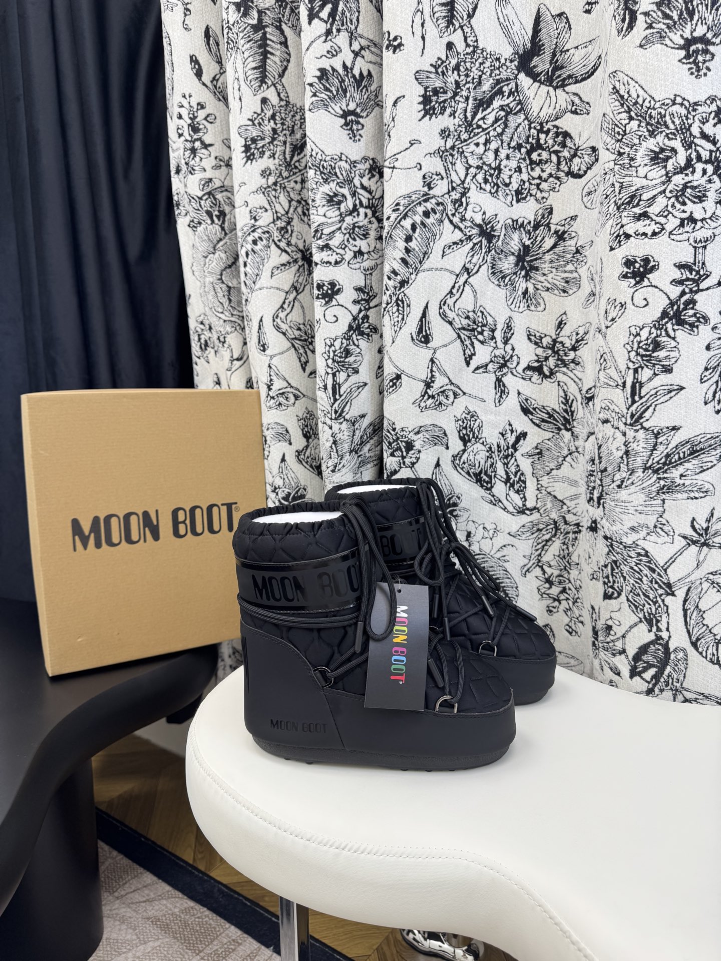 NO:646381,Embossed 35-36/37-38/39-40/41-43 (44-45 custom-made for half a month) Moon Boot The latest snow boots for autumn and winter. Cute ski boots. Super popular with many celebrities. A must-have for autumn and winter skiing. Now there is a more alternative snow boot that is back with an inner height of 5cm. That is the Moon Boot. Moon boots were already very popular in the millennium. Back then, Paris Hilton and Victoria Beckham  Celebrities often wear it, and now the Y2K trend is popular again. The ugly snow boots that were shown by thousands of people have become popular again. They are not divided into men and women. They look slim and warm and easy to wear. Fabric: Original custom-made imitation grain wool. Thousand feather cotton lining. Original non-slip and wear-resistant suction cup outsole, snow boots, boots.19860909压花 35-36/37-38/39-40/41-43 (44-45定做半个月 )Moon Boot 秋冬最新款雪地靴 丑萌滑雪鞋 超多明星网红种草 秋冬滑雪必备款 现在有一款更另类的雪地靴又杀回来了 内增高5cm那就是Moon Boot月亮靴在千禧年就已经非常火了 当年paris hilton、victoria beckham 等名人经常穿它,如今Y2K风潮再次流行 万人大秀的丑萌雪地靴重新翻红 不分男女不分左右 看着巨无霸巨显瘦还暖和好穿 面料: 原版定制仿颗粒羊毛 内里千羽棉 原版防滑耐磨吸盘大底,雪地靴,boots,Women's Shoes