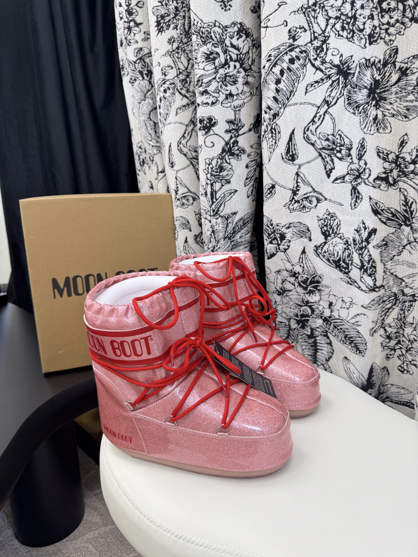 NO:646385,Explosive 35-36/37-38/39-40/41-43 (44-45 custom-made for half a month) Moon Boot The latest snow boots for autumn and winter. Cute ski boots. Super popular with many celebrities. A must-have for autumn and winter skiing. Now there is a more alternative snow boot that is back. It is 5cm taller. That is Moon Boot. Moon boots have been very popular in the millennium. Back then, Paris Hilton and Victoria Beckham  Celebrities often wear it, and now the Y2K trend is popular again. The ugly snow boots that were shown by thousands of people have become popular again. They are not divided into men and women. They look slim and warm and easy to wear. Fabric: Original custom-made imitation grain wool. Thousand feather cotton lining. Original non-slip and wear-resistant suction cup outsole, snow boots, boots.19860909爆闪 35-36/37-38/39-40/41-43 (44-45定做半个月 )Moon Boot 秋冬最新款雪地靴 丑萌滑雪鞋 超多明星网红种草 秋冬滑雪必备款 现在有一款更另类的雪地靴又杀回来了 内增高5cm那就是Moon Boot月亮靴在千禧年就已经非常火了 当年paris hilton、victoria beckham 等名人经常穿它,如今Y2K风潮再次流行 万人大秀的丑萌雪地靴重新翻红 不分男女不分左右 看着巨无霸巨显瘦还暖和好穿 面料: 原版定制仿颗粒羊毛 内里千羽棉 原版防滑耐磨吸盘大底,雪地靴,boots,Women's Shoes