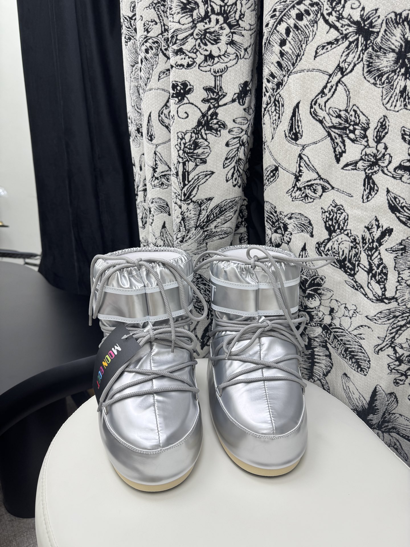 NO:646389,35-36/37-38/39-40/41-43 (44-45 custom-made for half a month) Moon Boot The latest snow boots for autumn and winter. Ugly ski boots. Many celebrities and Internet celebrities have planted grass. A must-have for autumn and winter skis. Now there is a more alternative snow boot that is back. It is 5cm taller. That is the Moon Boot. Moon boots have been very popular in the millennium. Back then, Paris Hilton and Victoria Beckham  Celebrities often wear it, and now the Y2K trend is popular again. The ugly snow boots that were shown by thousands of people have become popular again. They are not divided into men and women. They look slim and warm and easy to wear. Fabric: Original custom-made imitation grain wool. Thousand feather cotton lining. Original non-slip and wear-resistant suction cup outsole, snow boots, boots.1986090935-36/37-38/39-40/41-43 (44-45定做半个月 )Moon Boot 秋冬最新款雪地靴 丑萌滑雪鞋 超多明星网红种草 秋冬滑雪必备款 现在有一款更另类的雪地靴又杀回来了 内增高5cm那就是Moon Boot月亮靴在千禧年就已经非常火了 当年paris hilton、victoria beckham 等名人经常穿它,如今Y2K风潮再次流行 万人大秀的丑萌雪地靴重新翻红 不分男女不分左右 看着巨无霸巨显瘦还暖和好穿 面料: 原版定制仿颗粒羊毛 内里千羽棉 原版防滑耐磨吸盘大底,雪地靴,boots,Women's Shoes