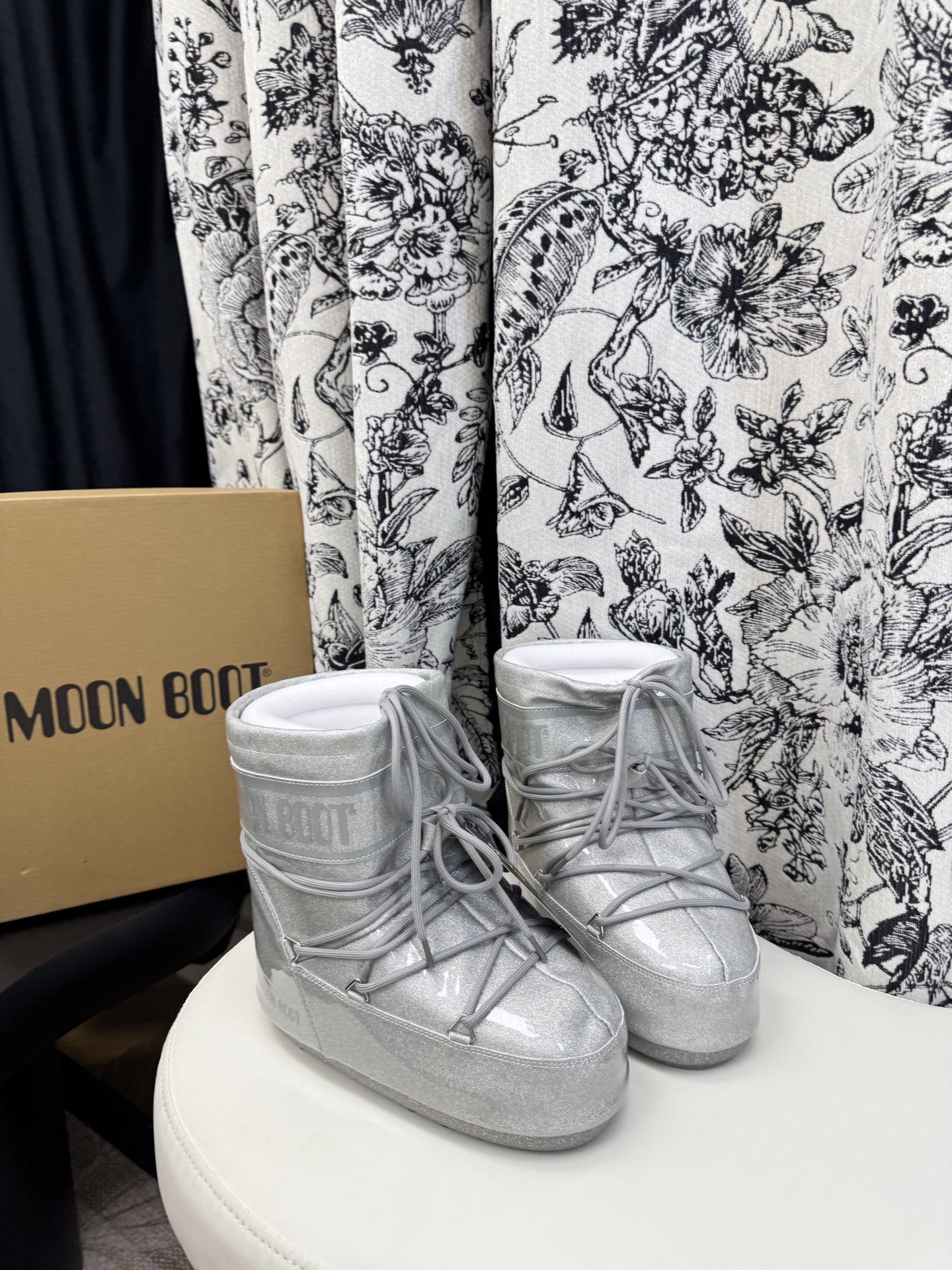 NO:646393,Explosive 35-36/37-38/39-40/41-43 (44-45 custom-made for half a month) Moon Boot The latest snow boots for autumn and winter. Cute ski boots. Super popular with many celebrities. A must-have for autumn and winter skiing. Now there is a more alternative snow boot that is back. It is 5cm taller. That is Moon Boot. Moon boots have been very popular in the millennium. Back then, Paris Hilton and Victoria Beckham  Celebrities often wear it, and now the Y2K trend is popular again. The ugly snow boots that were shown by thousands of people have become popular again. They are not divided into men and women. They look slim and warm and easy to wear. Fabric: Original custom-made imitation grain wool. Thousand feather cotton lining. Original non-slip and wear-resistant suction cup outsole, snow boots, boots.19860909爆闪 35-36/37-38/39-40/41-43 (44-45定做半个月 )Moon Boot 秋冬最新款雪地靴 丑萌滑雪鞋 超多明星网红种草 秋冬滑雪必备款 现在有一款更另类的雪地靴又杀回来了 内增高5cm那就是Moon Boot月亮靴在千禧年就已经非常火了 当年paris hilton、victoria beckham 等名人经常穿它,如今Y2K风潮再次流行 万人大秀的丑萌雪地靴重新翻红 不分男女不分左右 看着巨无霸巨显瘦还暖和好穿 面料: 原版定制仿颗粒羊毛 内里千羽棉 原版防滑耐磨吸盘大底,雪地靴,boots,Women's Shoes