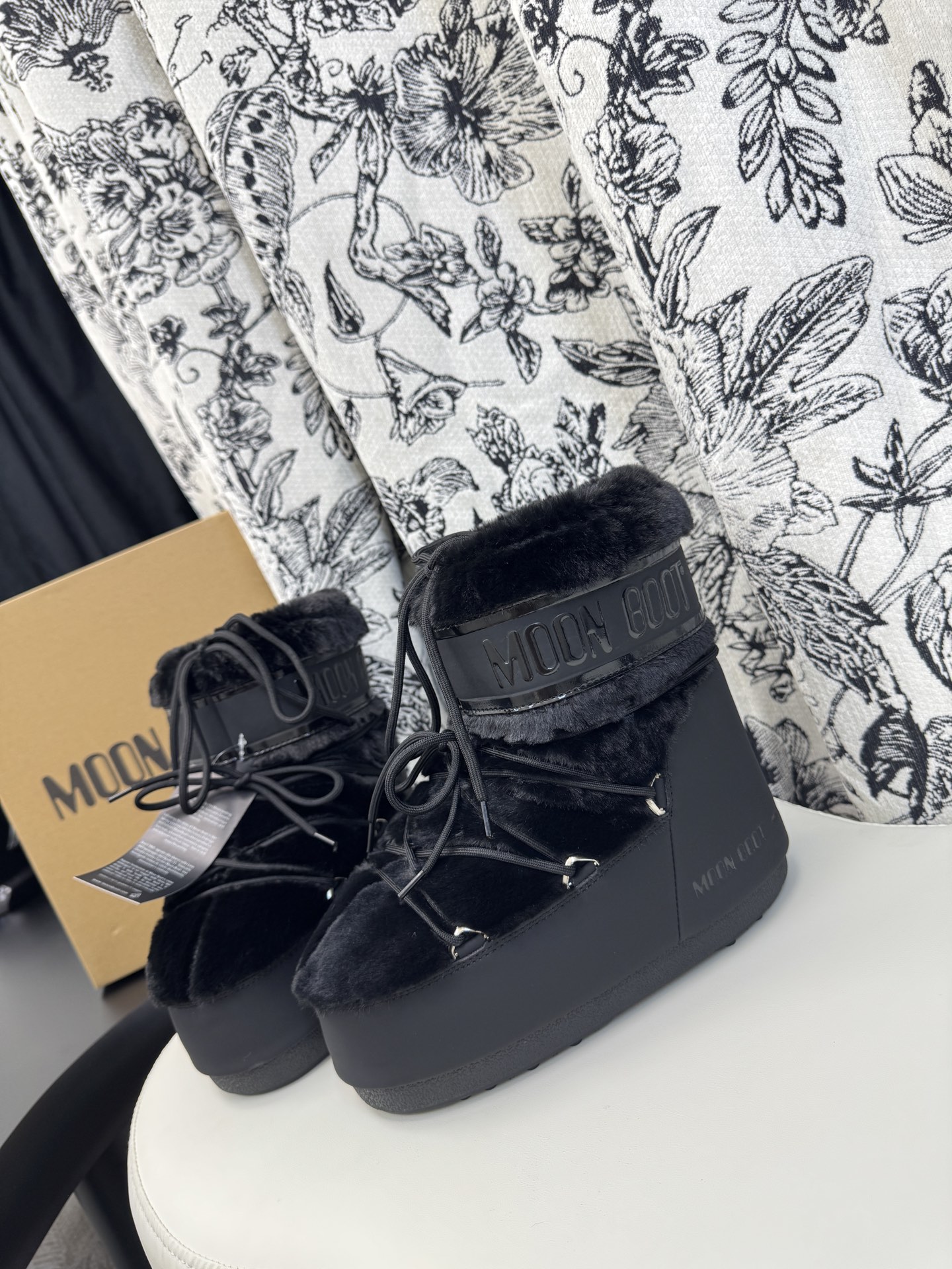 NO:646397,35-36/37-38/39-40/41-43 (44-45 custom-made for half a month) Moon Boot The latest snow boots for autumn and winter. Ugly ski boots. Many celebrities and Internet celebrities have planted grass. A must-have for autumn and winter skis. Now there is a more alternative snow boot that is back. It is 5cm taller. That is the Moon Boot. Moon boots have been very popular in the millennium. Back then, Paris Hilton and Victoria Beckham  Celebrities often wear it, and now the Y2K trend is popular again. The ugly snow boots that were shown by thousands of people have become popular again. They are not divided into men and women. They look slim and warm and easy to wear. Fabric: Original custom-made imitation grain wool. Thousand feather cotton lining. Original non-slip and wear-resistant suction cup outsole, snow boots, boots.1986090935-36/37-38/39-40/41-43 (44-45定做半个月 )Moon Boot 秋冬最新款雪地靴 丑萌滑雪鞋 超多明星网红种草 秋冬滑雪必备款 现在有一款更另类的雪地靴又杀回来了 内增高5cm那就是Moon Boot月亮靴在千禧年就已经非常火了 当年paris hilton、victoria beckham 等名人经常穿它,如今Y2K风潮再次流行 万人大秀的丑萌雪地靴重新翻红 不分男女不分左右 看着巨无霸巨显瘦还暖和好穿 面料: 原版定制仿颗粒羊毛 内里千羽棉 原版防滑耐磨吸盘大底,雪地靴,boots,Women's Shoes