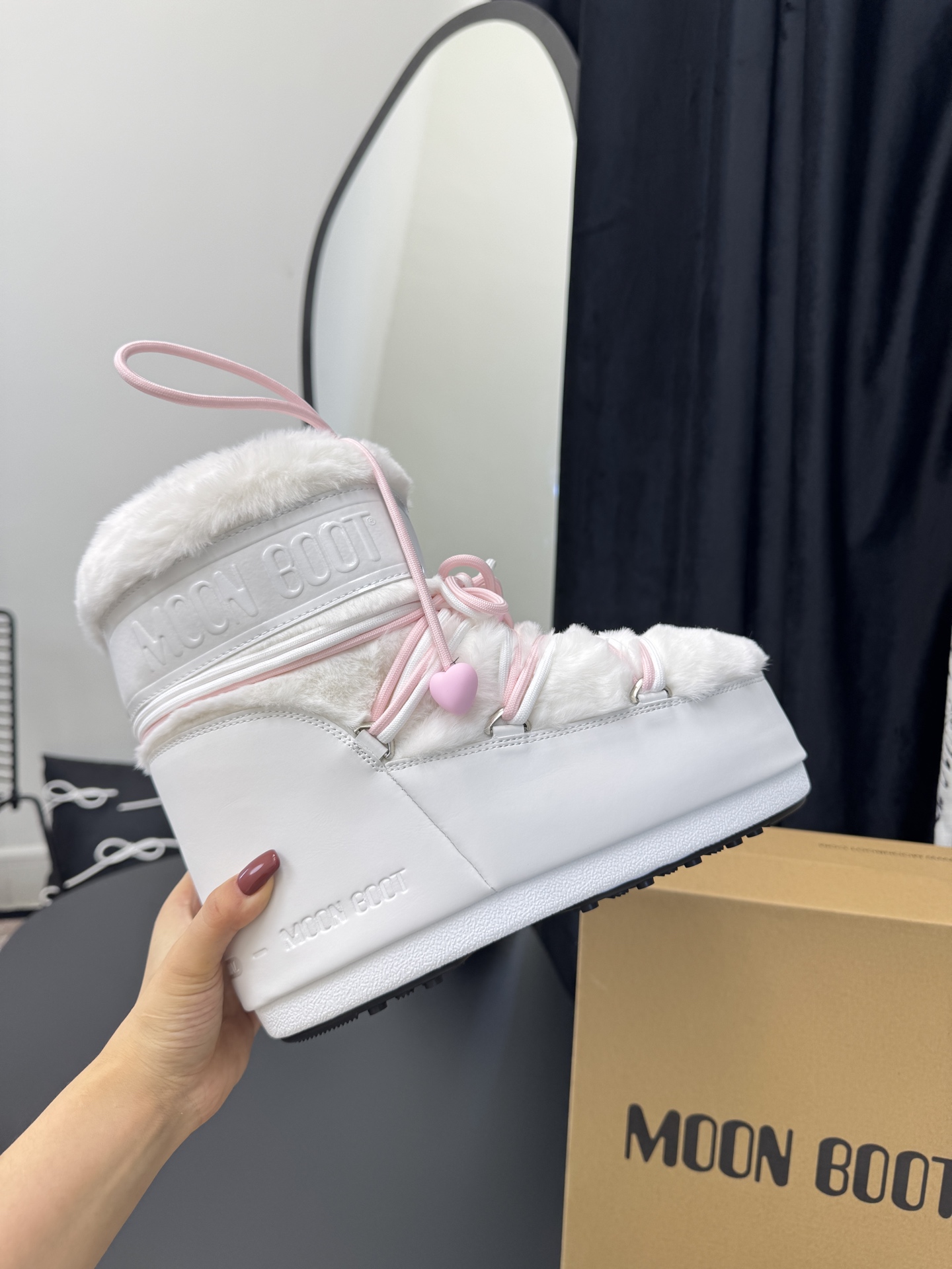 NO:646401,Double shoelaces 35-36/37-38/39-40/41-43 (44-45 custom-made for half a month) Moon Boot, the latest snow boots for autumn and winter. Ugly ski boots. Many celebrity Internet celebrities grow grass. A must-have for autumn and winter skiing. Now there is a more alternative snow boot that is back. It is 5cm taller. That is the Moon Boot. Moon boots have been very popular in the millennium. Back then, Paris Hilton and Victoria Beckham  Celebrities often wear it, and now the Y2K trend is popular again. The ugly snow boots that were shown by thousands of people have become popular again. They are not divided into men and women. They look slim and warm and easy to wear. Fabric: Original custom-made imitation grain wool. Thousand feather cotton lining. Original non-slip and wear-resistant suction cup outsole, snow boots, boots.19860909双鞋带 35-36/37-38/39-40/41-43 (44-45定做半个月 )Moon Boot 秋冬最新款雪地靴 丑萌滑雪鞋 超多明星网红种草 秋冬滑雪必备款 现在有一款更另类的雪地靴又杀回来了 内增高5cm那就是Moon Boot月亮靴在千禧年就已经非常火了 当年paris hilton、victoria beckham 等名人经常穿它,如今Y2K风潮再次流行 万人大秀的丑萌雪地靴重新翻红 不分男女不分左右 看着巨无霸巨显瘦还暖和好穿 面料: 原版定制仿颗粒羊毛 内里千羽棉 原版防滑耐磨吸盘大底,雪地靴,boots,Women's Shoes