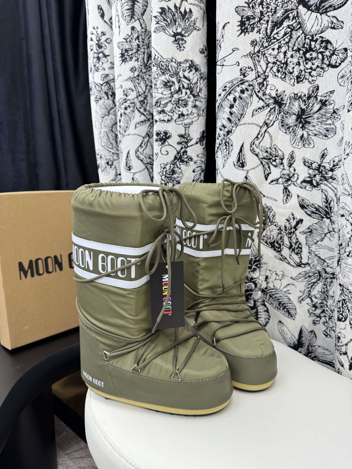 NO:646392,High-top 35-36/37-38/39-40/41-43 (44-45 custom-made for half a month) Moon Boot The latest snow boots for autumn and winter. Cute ski boots. Super popular with many celebrities. A must-have for autumn and winter skiing. Now there is a more alternative snow boot that is back. It is 5cm taller. That is the Moon Boot. Moon boots have been very popular in the millennium. Back then, Paris Hilton and Victoria Beckham  Celebrities often wear it, and now the Y2K trend is popular again. The ugly snow boots that were shown by thousands of people have become popular again. They are not divided into men and women. They look slim and warm and easy to wear. Fabric: Original custom-made imitation grain wool. Thousand feather cotton lining. Original non-slip and wear-resistant suction cup outsole, snow boots, boots.19860909高筒 35-36/37-38/39-40/41-43 (44-45定做半个月 )Moon Boot 秋冬最新款雪地靴 丑萌滑雪鞋 超多明星网红种草 秋冬滑雪必备款 现在有一款更另类的雪地靴又杀回来了 内增高5cm那就是Moon Boot月亮靴在千禧年就已经非常火了 当年paris hilton、victoria beckham 等名人经常穿它,如今Y2K风潮再次流行 万人大秀的丑萌雪地靴重新翻红 不分男女不分左右 看着巨无霸巨显瘦还暖和好穿 面料: 原版定制仿颗粒羊毛 内里千羽棉 原版防滑耐磨吸盘大底,雪地靴,boots,Women's Shoes