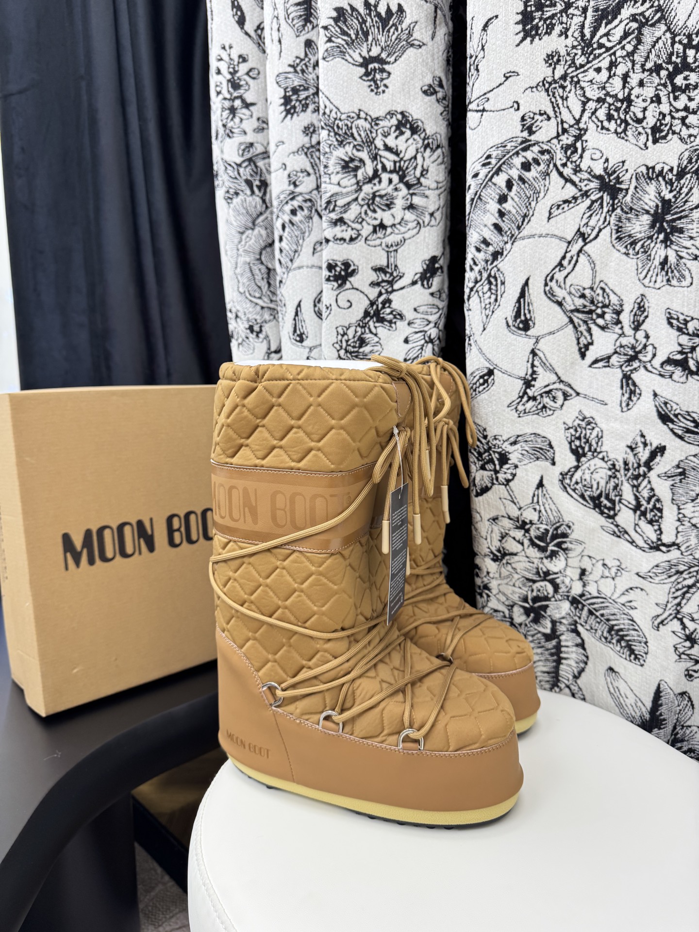 NO:646403,High tube embossed 35-36/37-38/39-40/41-43 (44-45 custom-made for half a month) Moon Boot The latest snow boots for autumn and winter. Ugly ski boots. Many celebrity Internet celebrities grow grass. A must-have for autumn and winter skiing. Now there is a more alternative snow boot that is back. It is 5cm taller. That is the Moon Boot. Moon boots have been very popular in the millennium. Back then, Paris Hilton and Victoria  Celebrities such as beckham often wear it, and now the Y2K trend is popular again. The ugly snow boots that were shown by thousands of people have become popular again. They are not divided into men and women. They look thin and are warm and easy to wear. Fabric: Original custom-made imitation grain wool. Thousand feather cotton lining. Original non-slip and wear-resistant suction cup outsole, snow boots, boots.19860909高筒 压花 35-36/37-38/39-40/41-43 (44-45定做半个月 )Moon Boot 秋冬最新款雪地靴 丑萌滑雪鞋 超多明星网红种草 秋冬滑雪必备款 现在有一款更另类的雪地靴又杀回来了 内增高5cm那就是Moon Boot月亮靴在千禧年就已经非常火了 当年paris hilton、victoria beckham 等名人经常穿它,如今Y2K风潮再次流行 万人大秀的丑萌雪地靴重新翻红 不分男女不分左右 看着巨无霸巨显瘦还暖和好穿 面料: 原版定制仿颗粒羊毛 内里千羽棉 原版防滑耐磨吸盘大底,雪地靴,boots,Women's Shoes