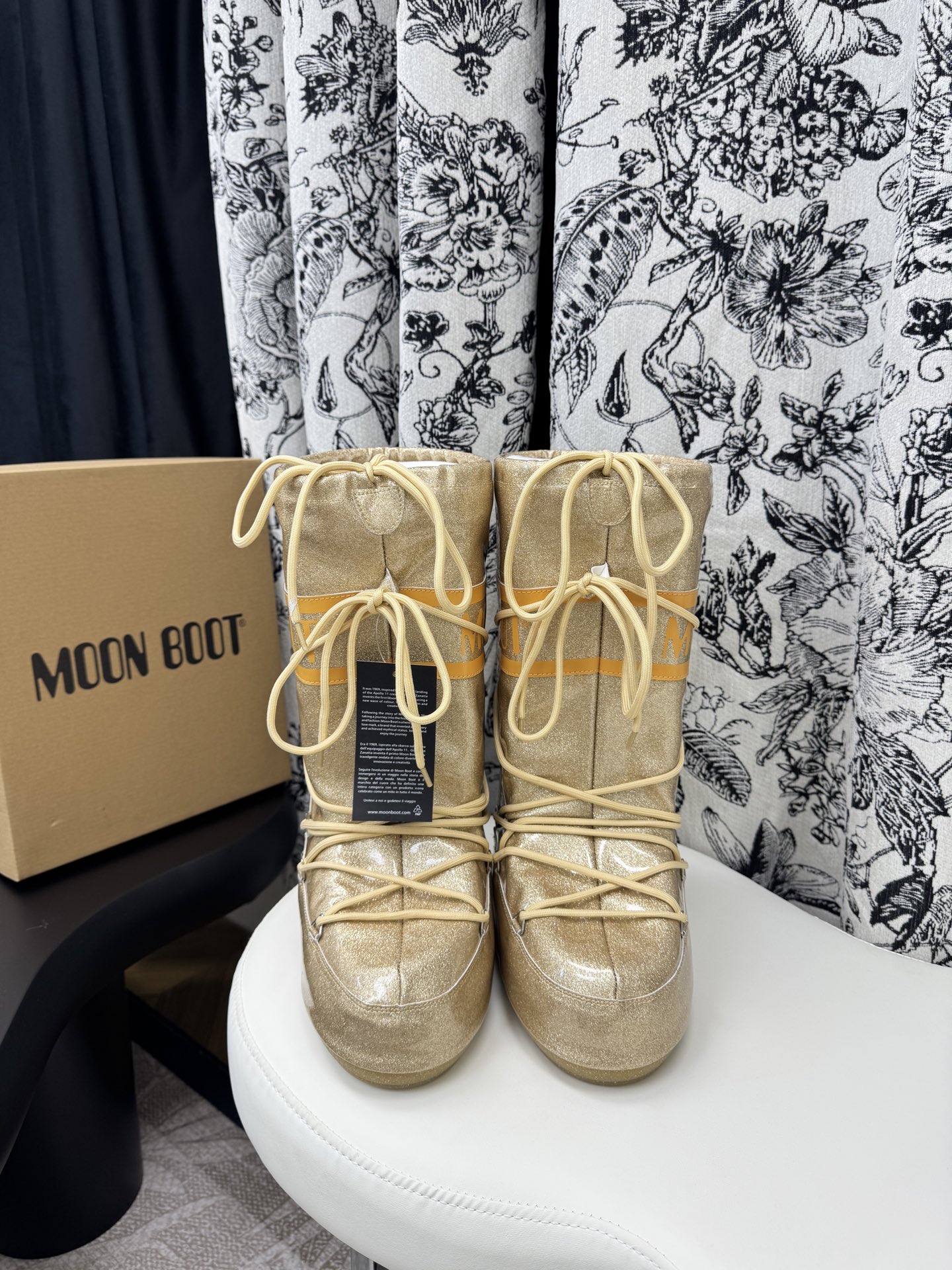 NO:646396,High-top flash 35-36/37-38/39-40/41-43 (44-45 custom-made for half a month) Moon Boot The latest snow boots for autumn and winter. Cute ski boots. Many celebrities and Internet celebrities have planted grass. A must-have for autumn and winter skiing. Now there is a more alternative snow boot that is back. It is 5cm taller, that is, the Moon Boot. Moon boots have been very popular in the millennium. Back then, Paris Hilton and Victoria  Celebrities such as beckham often wear it, and now the Y2K trend is popular again. The ugly snow boots that were shown by thousands of people have become popular again. They are not divided into men and women. They look thin and are warm and easy to wear. Fabric: Original custom-made imitation grain wool. Thousand feather cotton lining. Original non-slip and wear-resistant suction cup outsole, snow boots, boots.19860909高筒 爆闪 35-36/37-38/39-40/41-43 (44-45定做半个月 )Moon Boot 秋冬最新款雪地靴 丑萌滑雪鞋 超多明星网红种草 秋冬滑雪必备款 现在有一款更另类的雪地靴又杀回来了 内增高5cm那就是Moon Boot月亮靴在千禧年就已经非常火了 当年paris hilton、victoria beckham 等名人经常穿它,如今Y2K风潮再次流行 万人大秀的丑萌雪地靴重新翻红 不分男女不分左右 看着巨无霸巨显瘦还暖和好穿 面料: 原版定制仿颗粒羊毛 内里千羽棉 原版防滑耐磨吸盘大底,雪地靴,boots,Women's Shoes