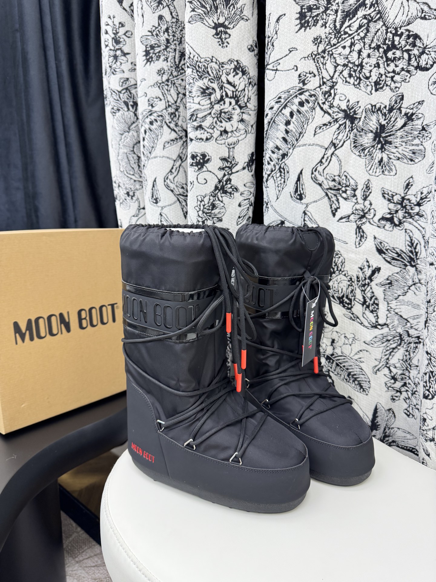 NO:646400,High-top love 35-36/37-38/39-40/41-43 (44-45 custom-made for half a month) Moon Boot The latest snow boots for autumn and winter. Ugly ski boots. Many celebrity Internet celebrities grow grass. A must-have for autumn and winter skiing. Now there is a more alternative snow boot that is back. It is 5cm taller. That is the Moon Boot. Moon boots have been very popular in the millennium. Back then, Paris Hilton and Victoria  Celebrities such as beckham often wear it, and now the Y2K trend is popular again. The ugly snow boots that were shown by thousands of people have become popular again. They are not divided into men and women. They look thin and are warm and easy to wear. Fabric: Original custom-made imitation grain wool. Thousand feather cotton lining. Original non-slip and wear-resistant suction cup outsole, snow boots, boots.19860909高筒 爱心 35-36/37-38/39-40/41-43 (44-45定做半个月 )Moon Boot 秋冬最新款雪地靴 丑萌滑雪鞋 超多明星网红种草 秋冬滑雪必备款 现在有一款更另类的雪地靴又杀回来了 内增高5cm那就是Moon Boot月亮靴在千禧年就已经非常火了 当年paris hilton、victoria beckham 等名人经常穿它,如今Y2K风潮再次流行 万人大秀的丑萌雪地靴重新翻红 不分男女不分左右 看着巨无霸巨显瘦还暖和好穿 面料: 原版定制仿颗粒羊毛 内里千羽棉 原版防滑耐磨吸盘大底,雪地靴,boots,Women's Shoes