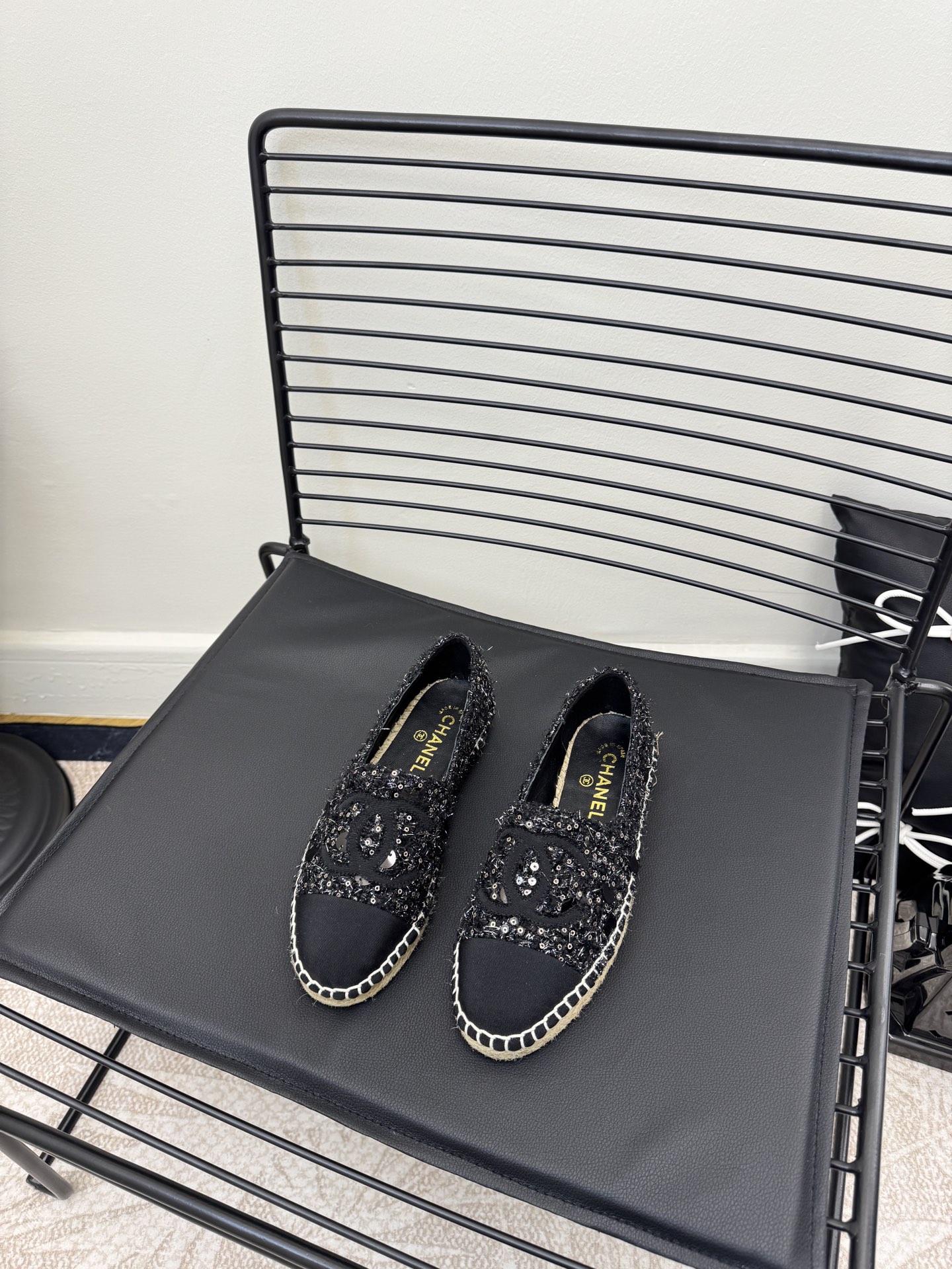 NO:646372,Size 35-40 (34.41.42. Customized, non-returnable and non-exchangeable) The latest CHANEL fisherman shoes can be matched with a variety of clothing to create a fashionable look. You won’t want to take them off when you put them on. They are so versatile! The latest rhombus large-body electric embroidery + exquisite electric embroidery logo, looks particularly three-dimensional, super comfortable on the feet, and beautiful. Multiple colors available, fisherman shoes, chanel, espadrilles19860909码数35-40(34.41.42.订做不退不换) 最新CHANEL香奶奶渔夫鞋多种服饰搭配皆能打造时尚造型 穿上就不想脱,百搭到哭!最新菱格大身电绣+精美电绣logo,看起来特别有立体感,上脚超级舒适,美极了 多颜色可选,渔夫鞋,chanel,espadrilles,Women's Shoes